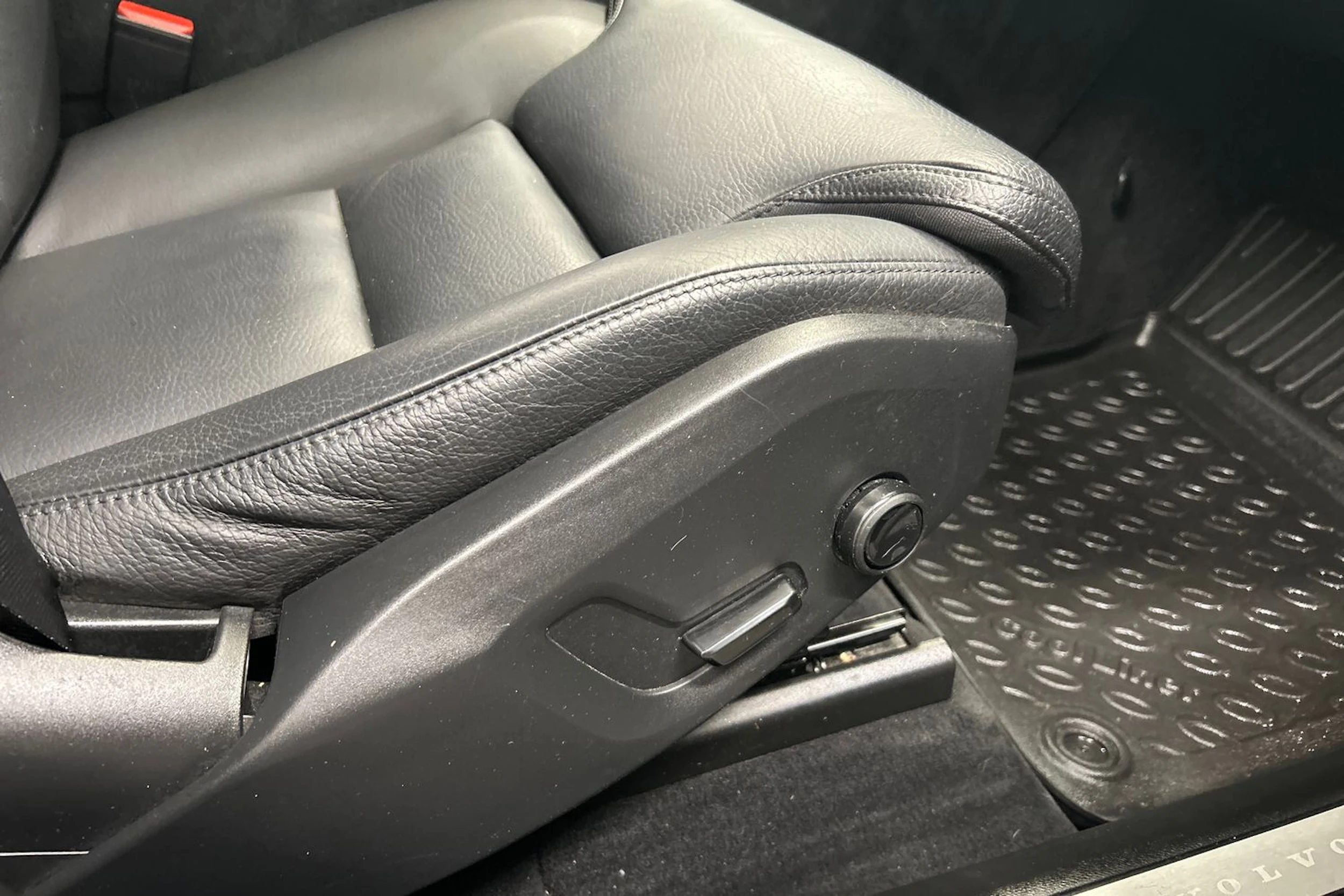 musta Volvo XC60 2019 kuva 32.