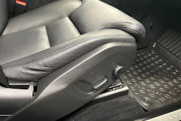musta Volvo XC60 2019 kuva 32.