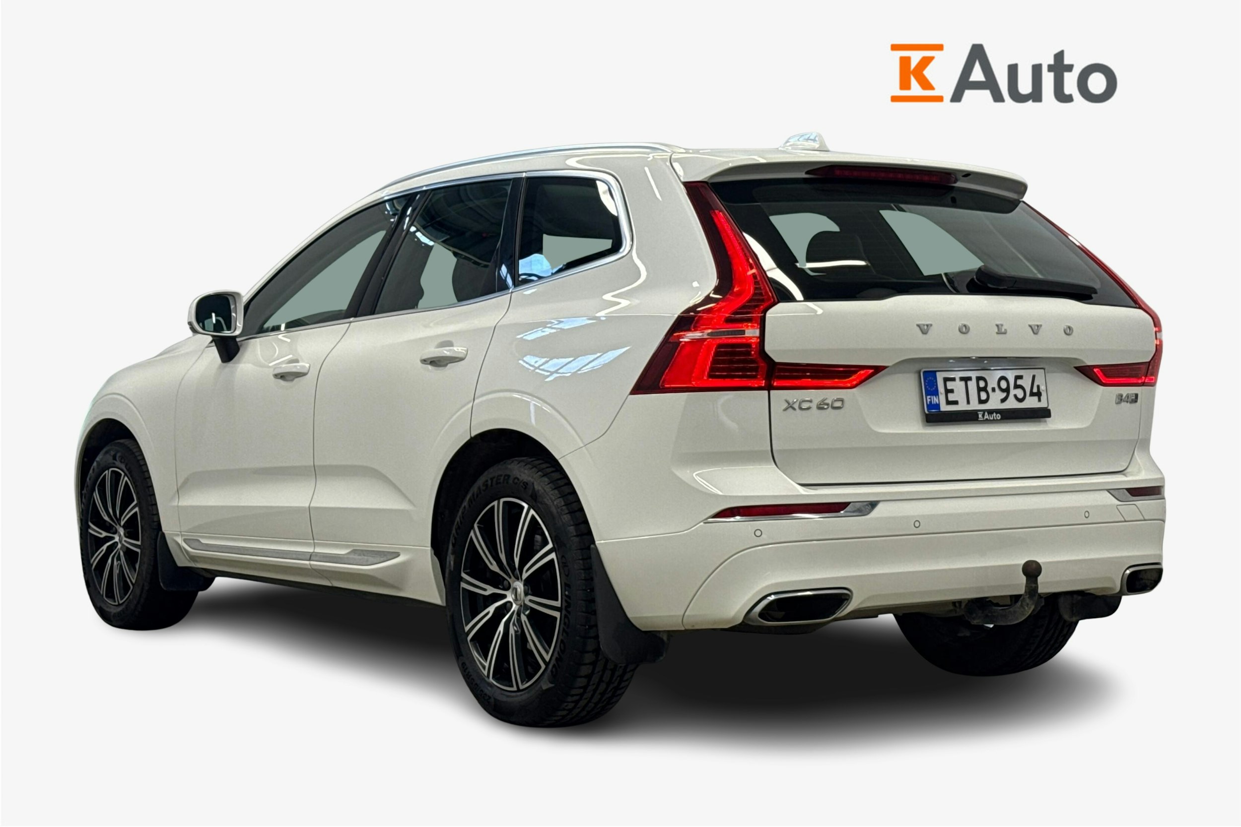 valkoinen Volvo XC60 2019 kuva 2.