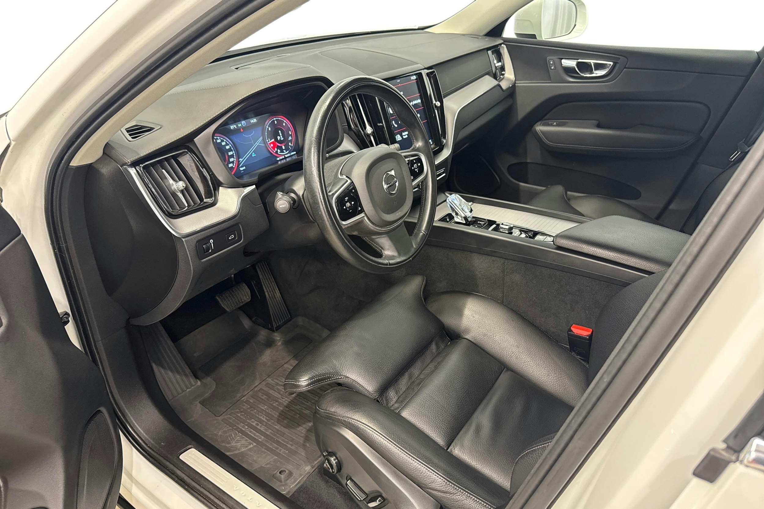 valkoinen Volvo XC60 2019 kuva 7.
