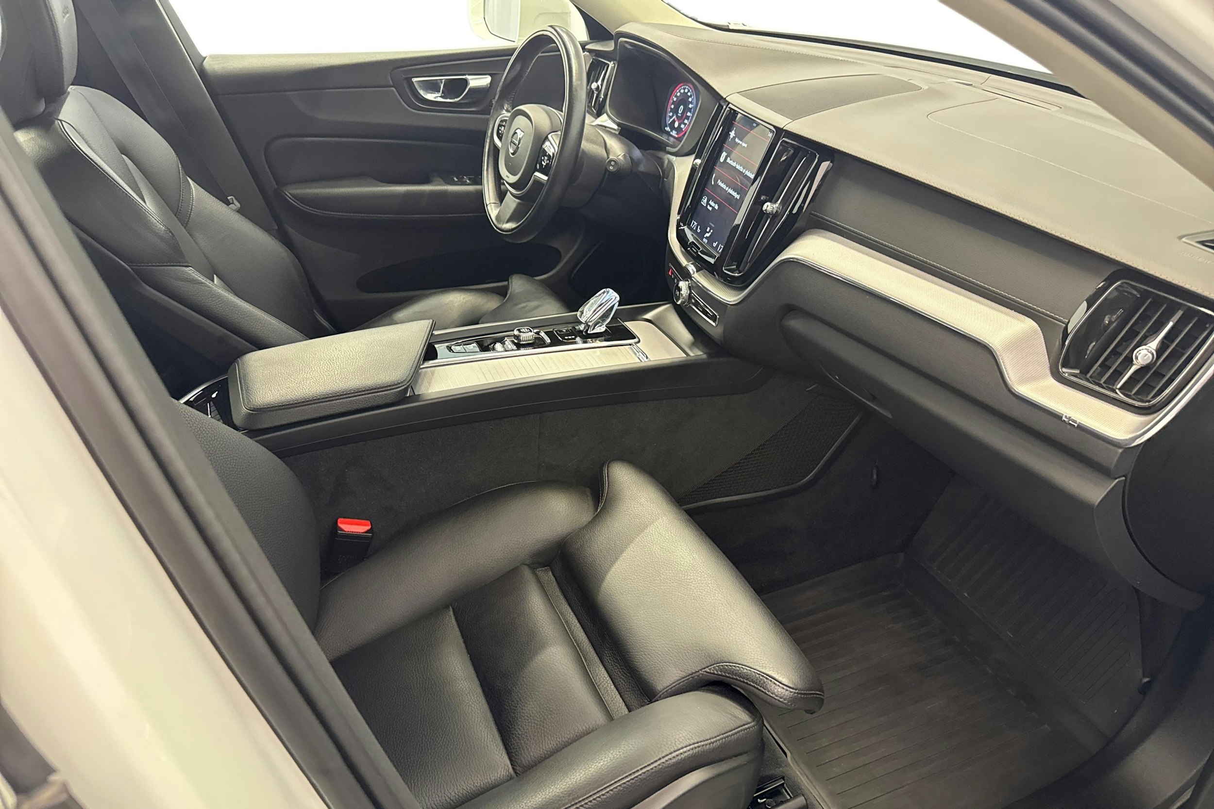 valkoinen Volvo XC60 2019 kuva 9.