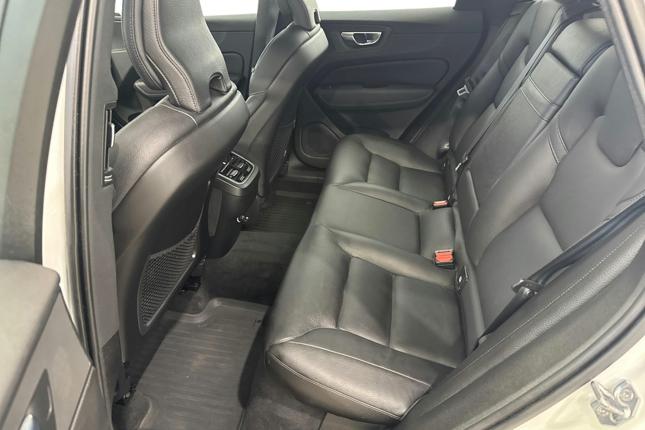 valkoinen Volvo XC60 2019 kuva 10.