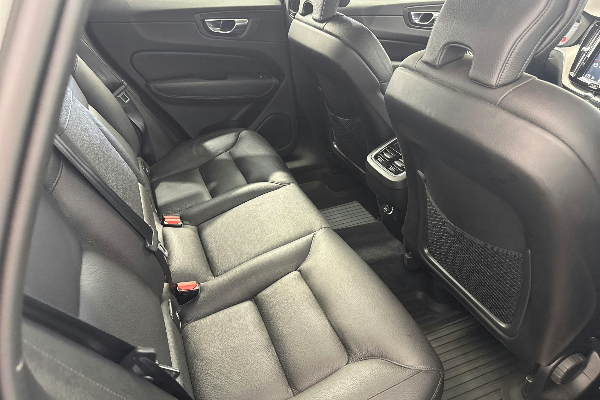 valkoinen Volvo XC60 2019 kuva 11.