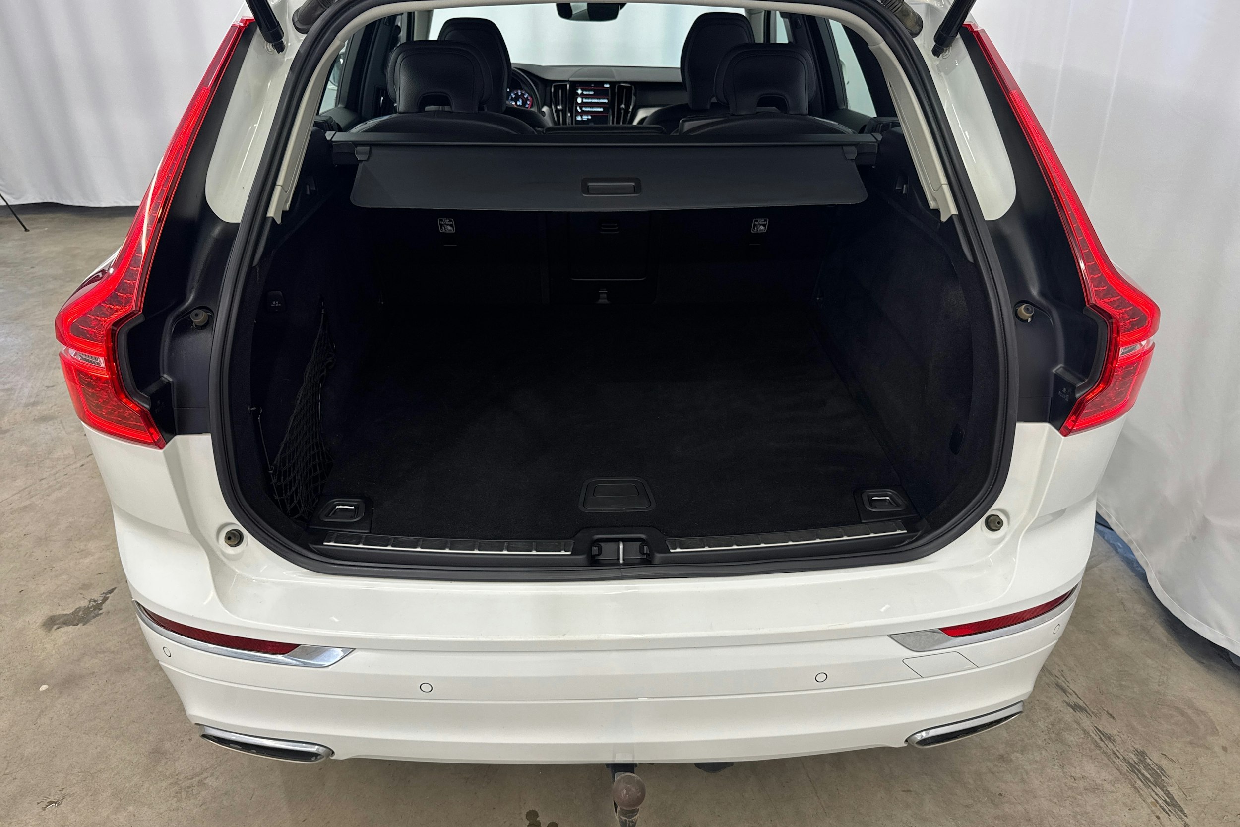 valkoinen Volvo XC60 2019 kuva 12.