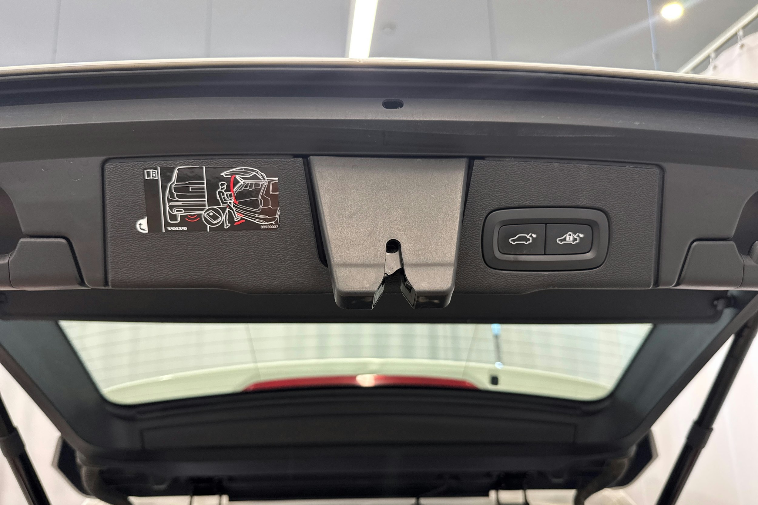 valkoinen Volvo XC60 2019 kuva 13.