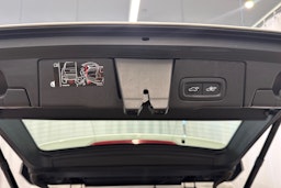 valkoinen Volvo XC60 2019 kuva 13.