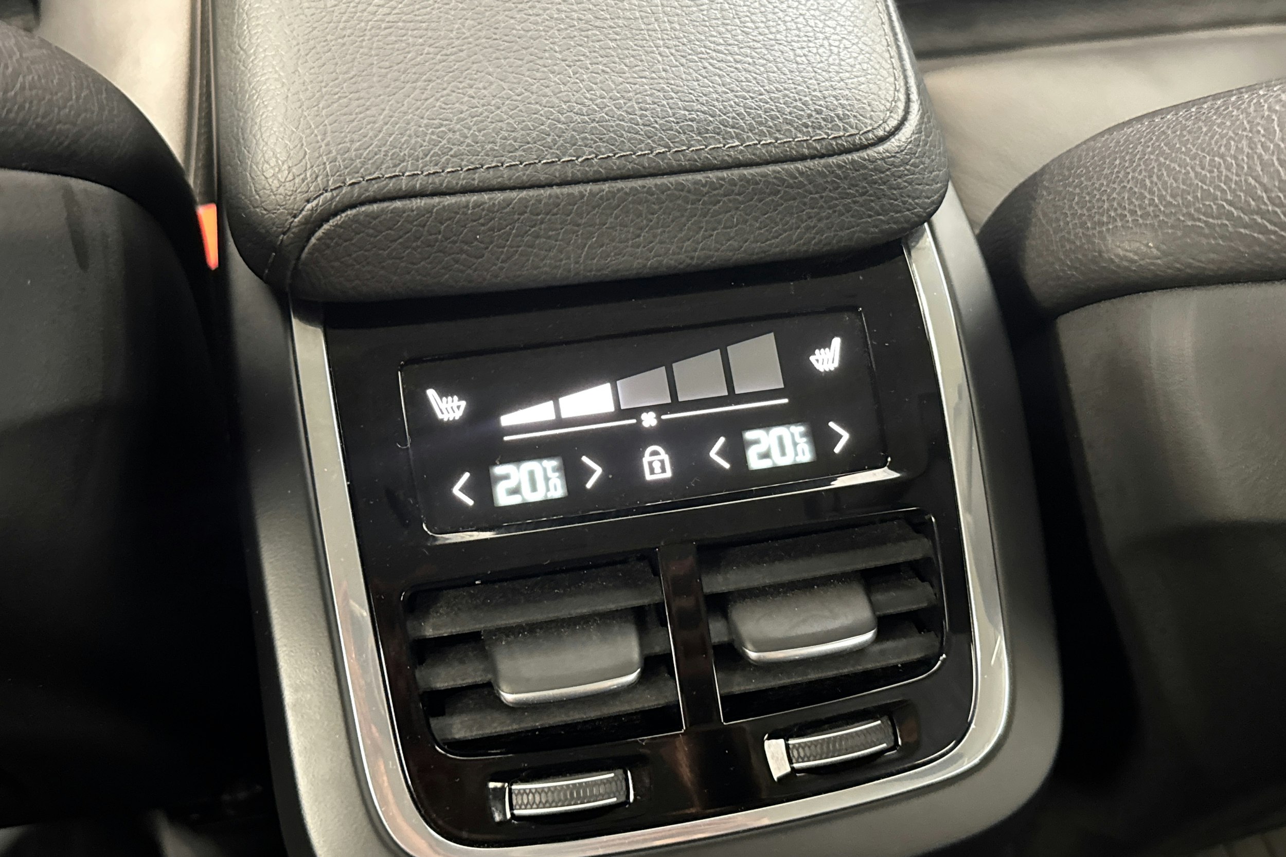 valkoinen Volvo XC60 2019 kuva 14.