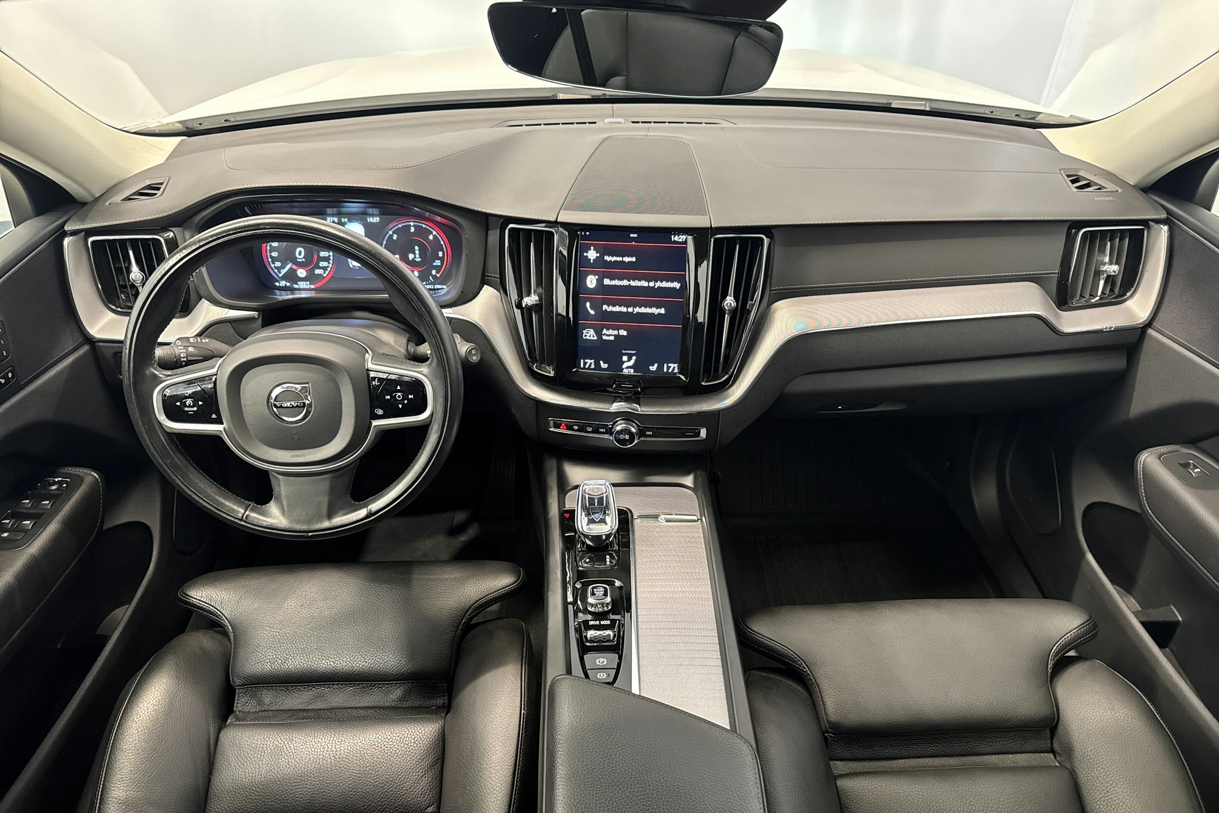 valkoinen Volvo XC60 2019 kuva 15.