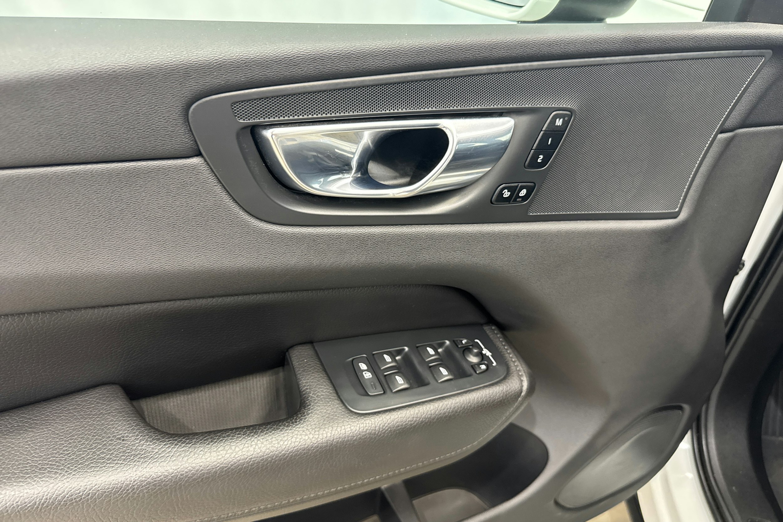 valkoinen Volvo XC60 2019 kuva 17.