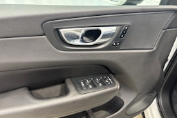 valkoinen Volvo XC60 2019 kuva 17.