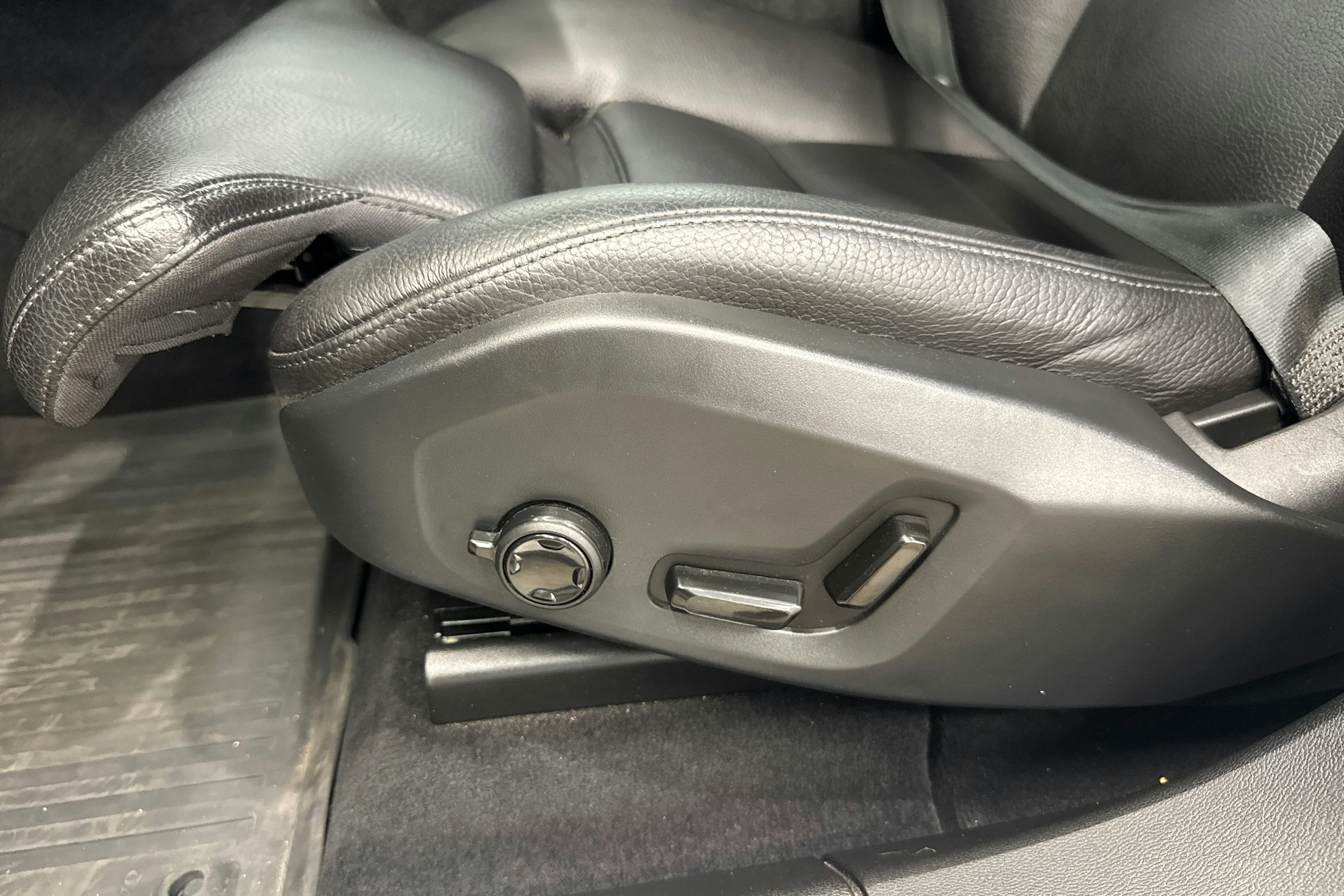 valkoinen Volvo XC60 2019 kuva 18.