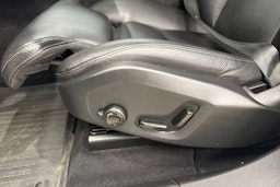 valkoinen Volvo XC60 2019 kuva 18.