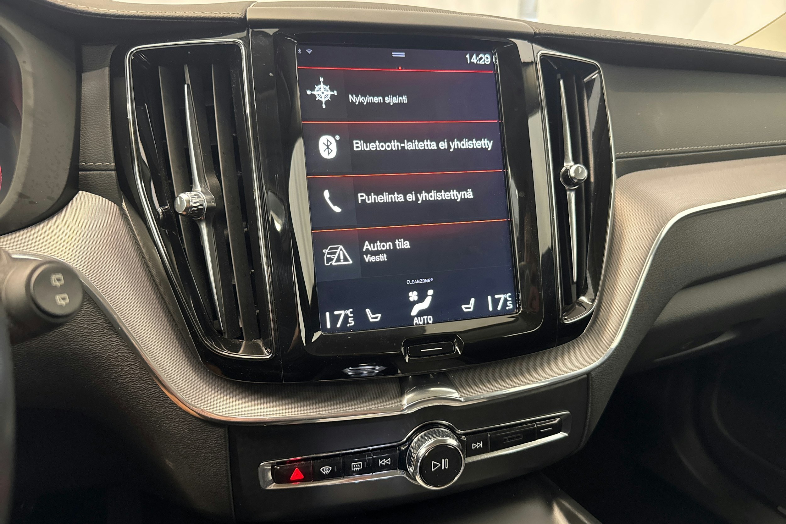 valkoinen Volvo XC60 2019 kuva 21.