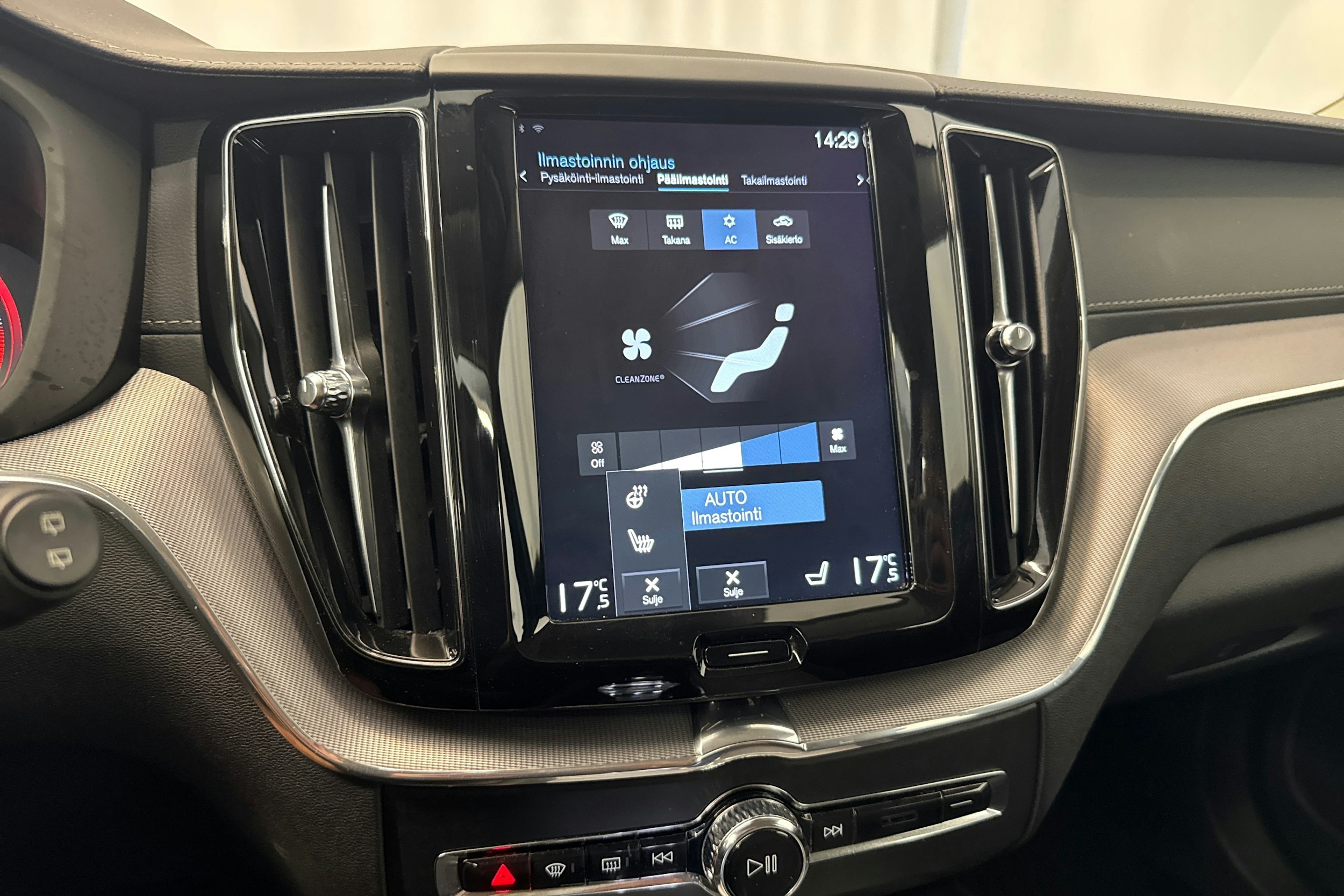 valkoinen Volvo XC60 2019 kuva 22.