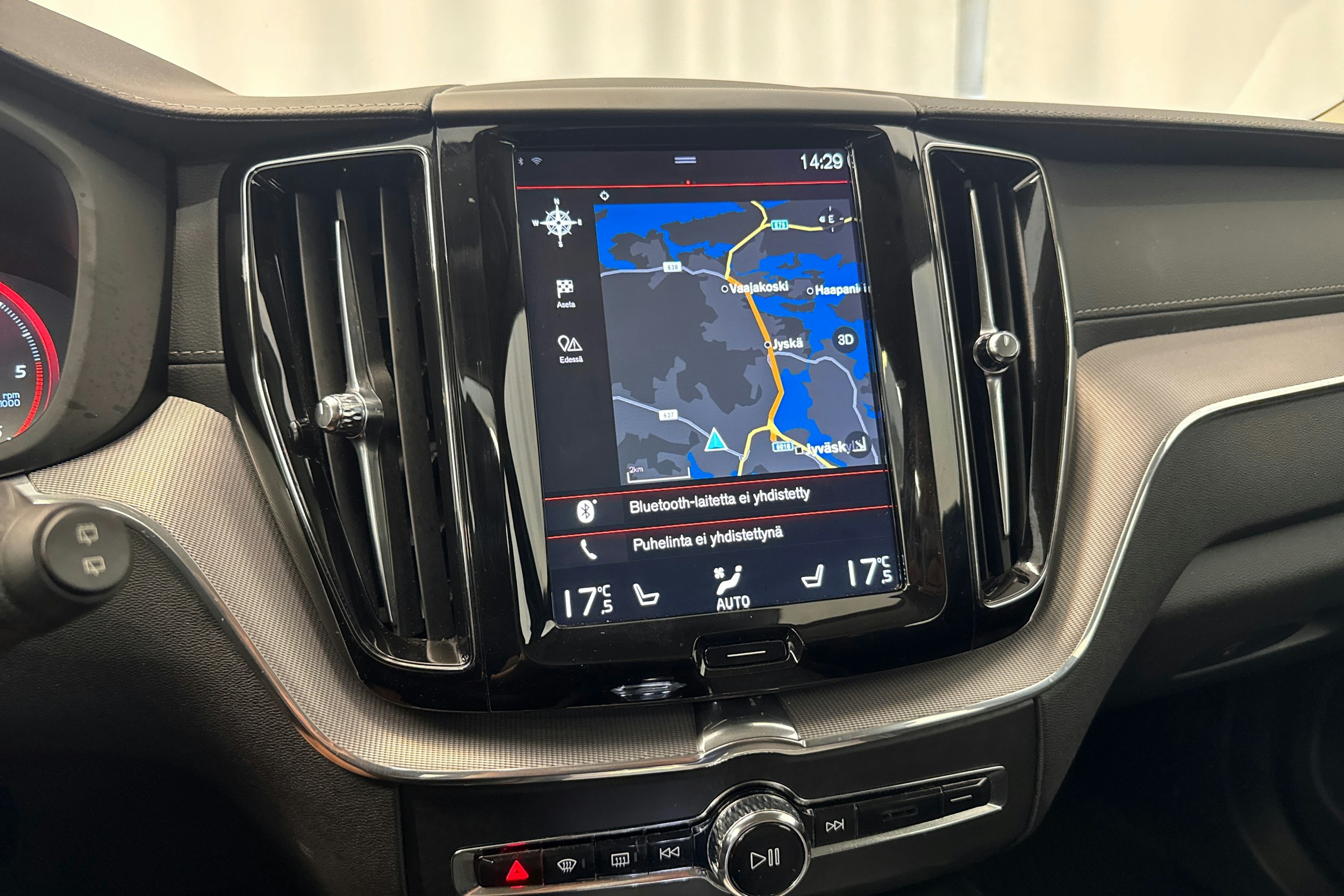 valkoinen Volvo XC60 2019 kuva 23.