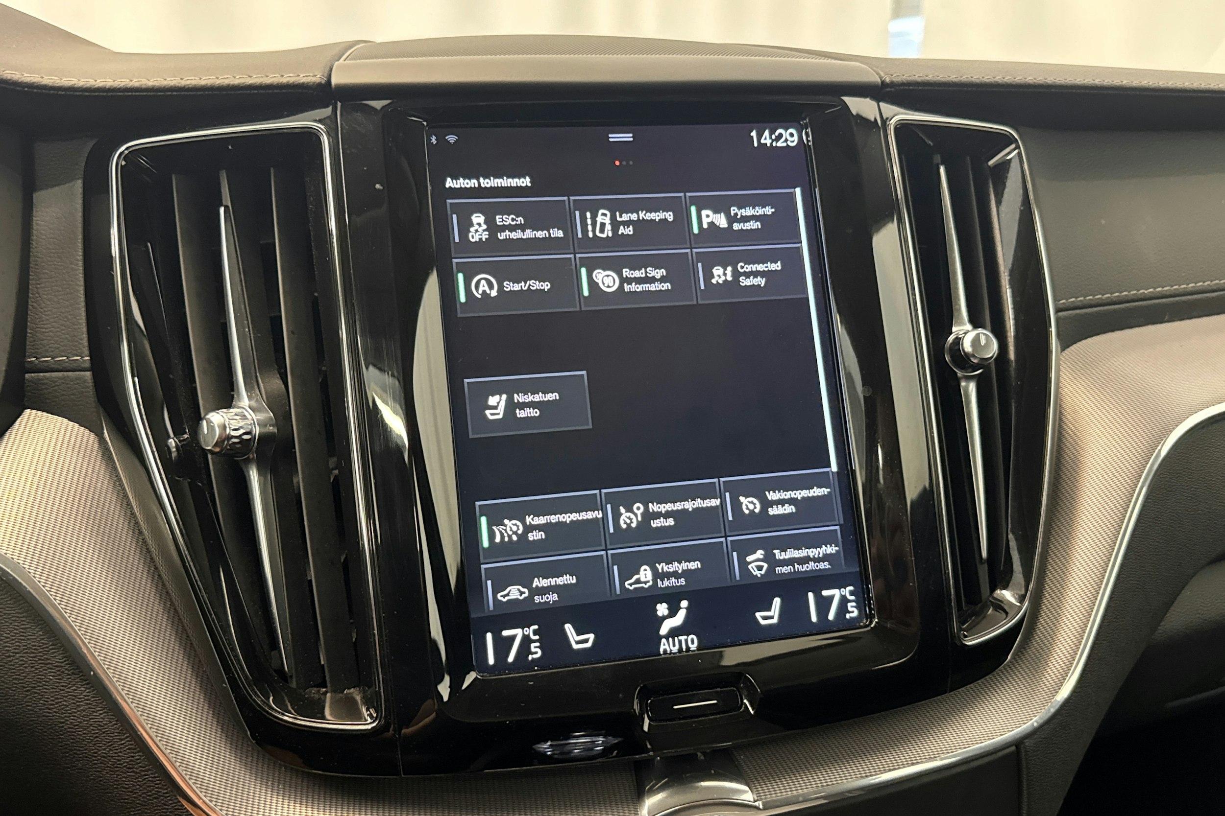 valkoinen Volvo XC60 2019 kuva 24.