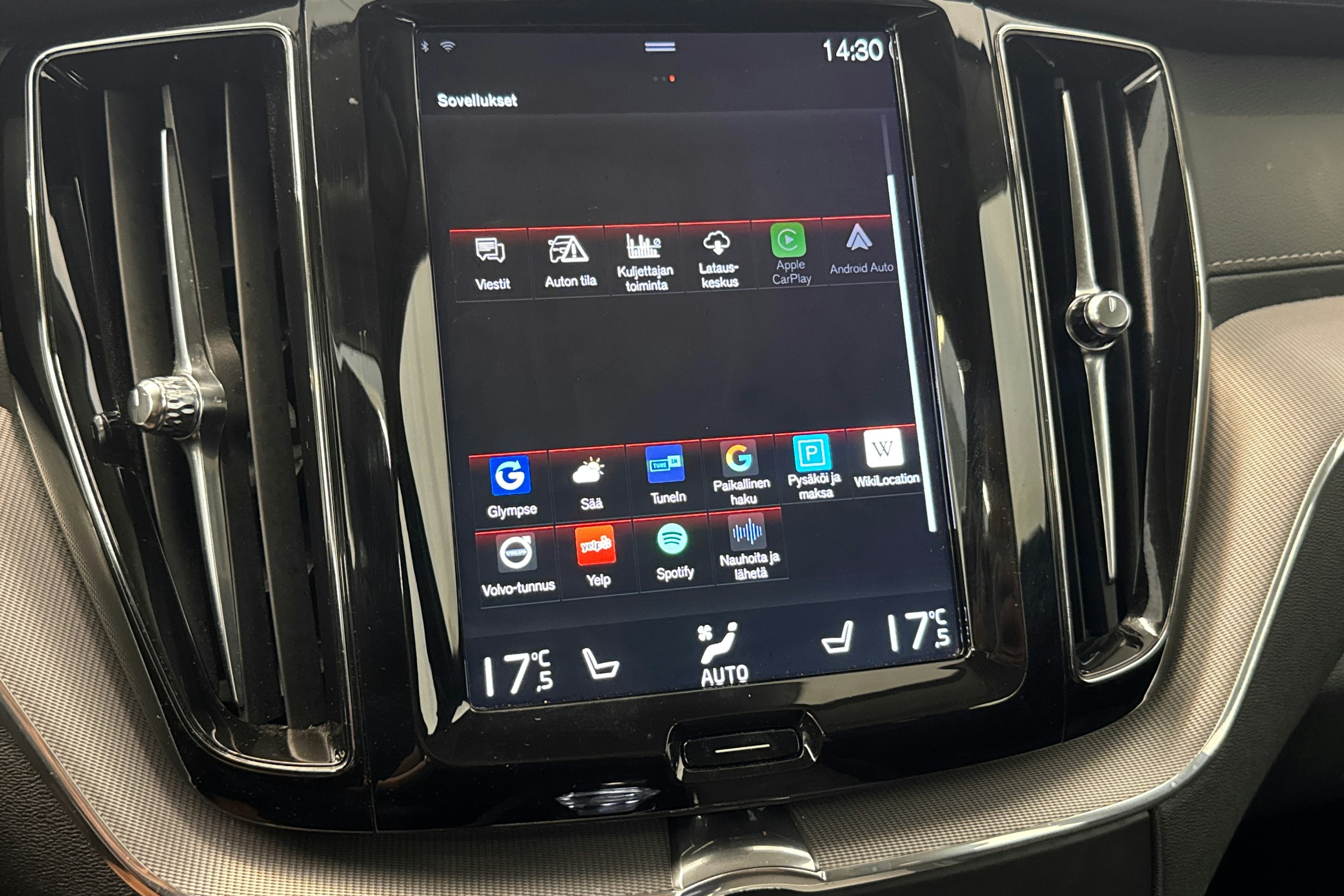 valkoinen Volvo XC60 2019 kuva 26.