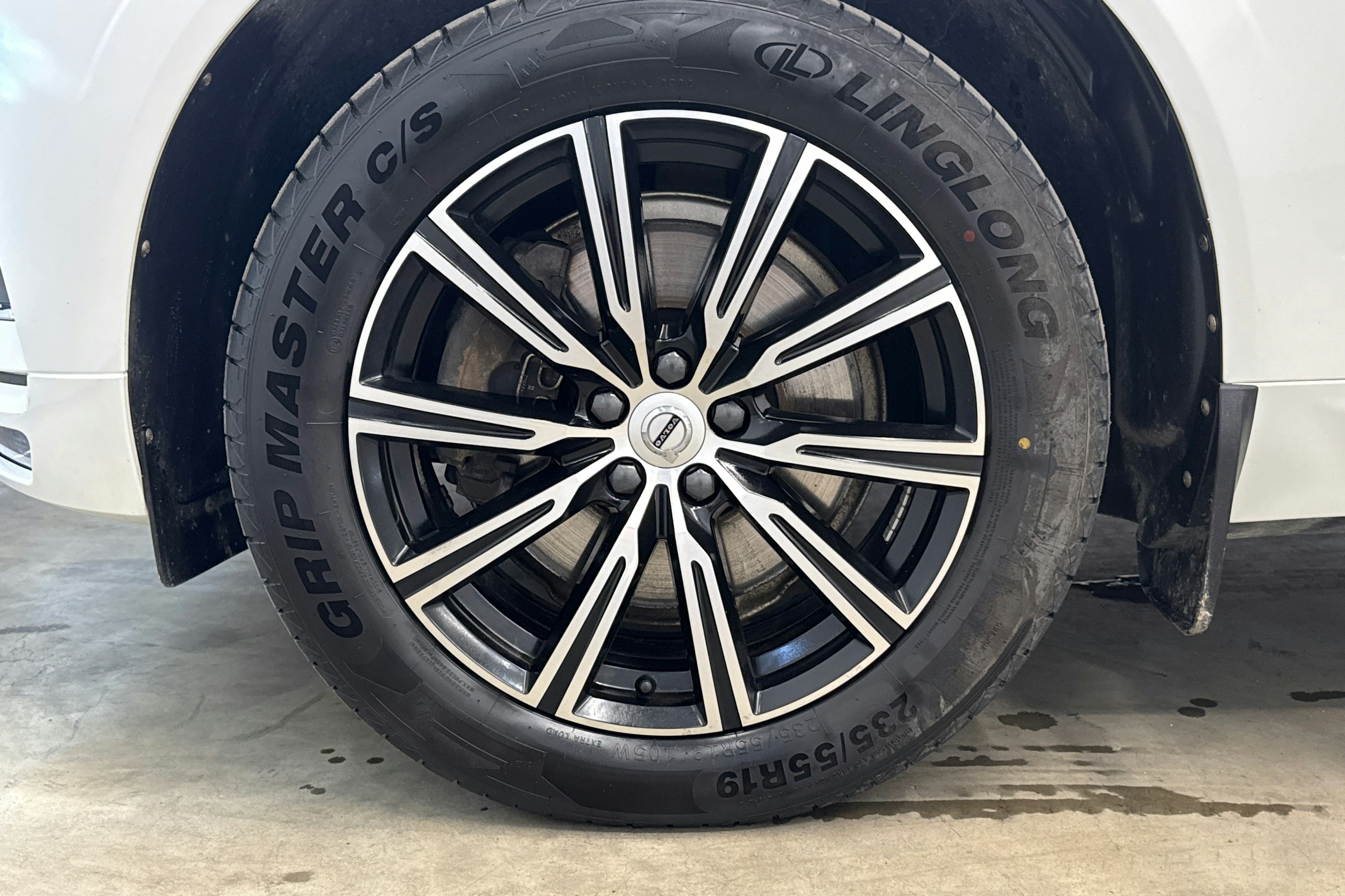 valkoinen Volvo XC60 2019 kuva 28.