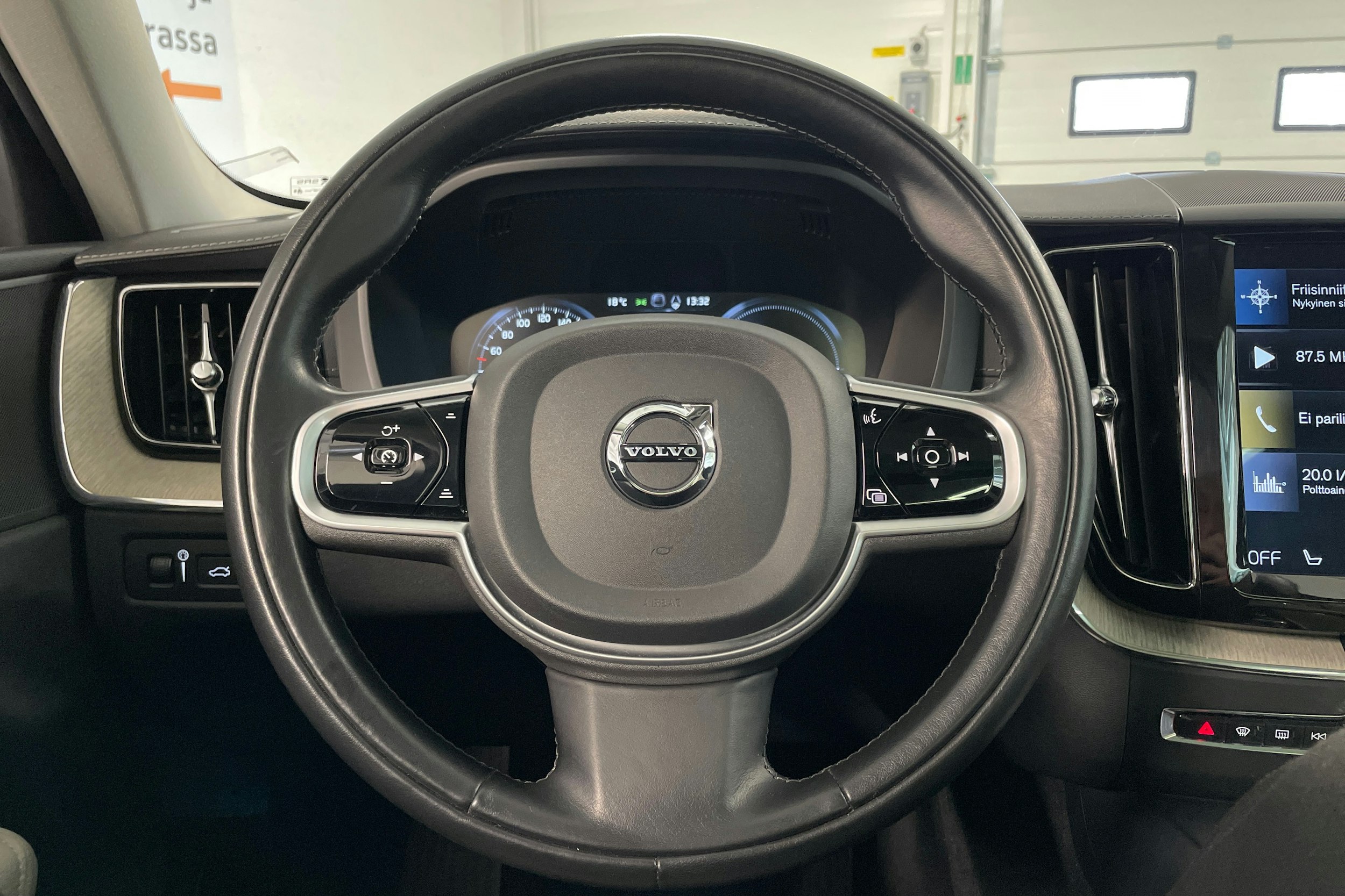 musta Volvo XC60 2019 kuva 12.