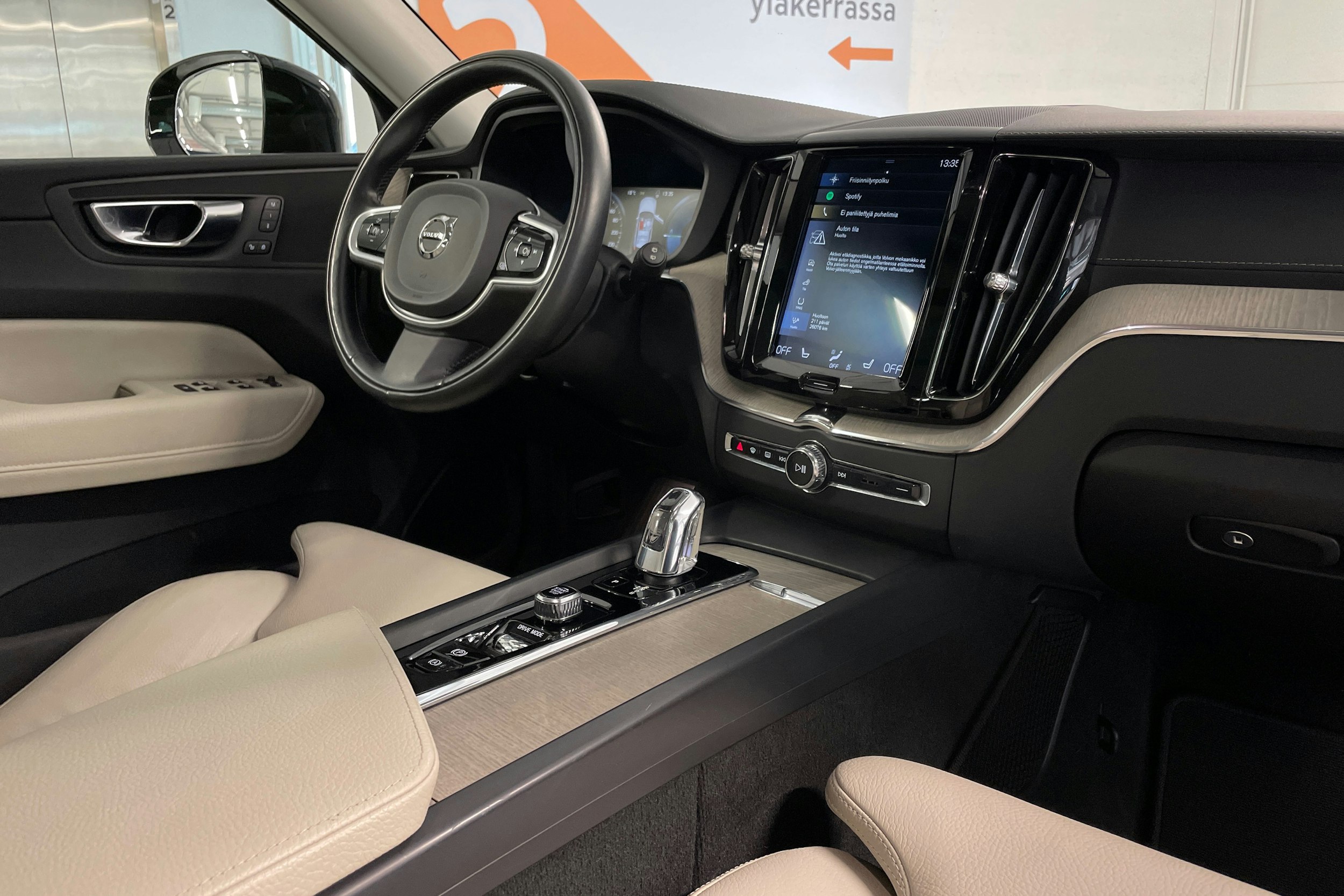 musta Volvo XC60 2019 kuva 21.