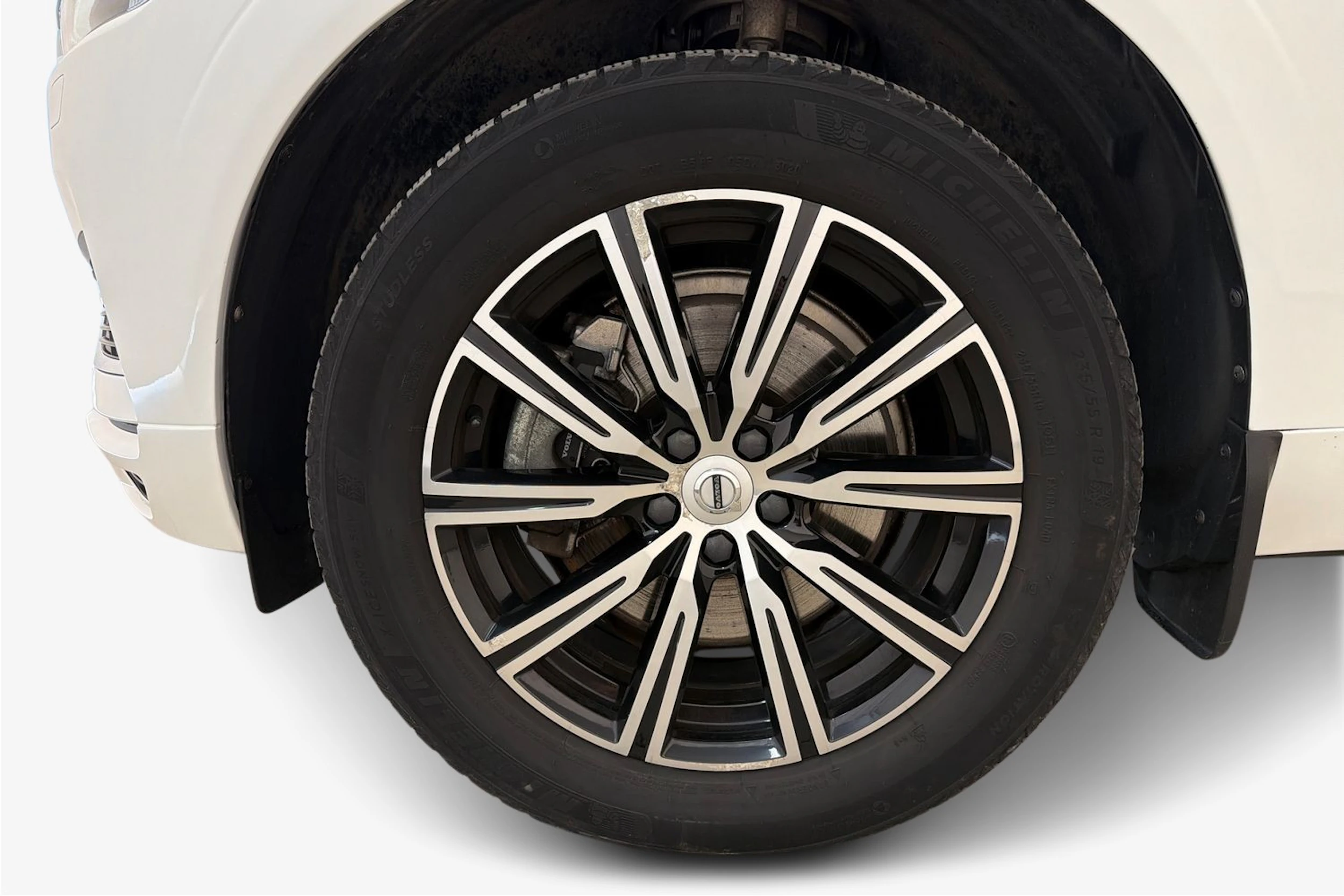 valkoinen Volvo XC60 2019 kuva 9.