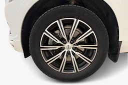 valkoinen Volvo XC60 2019 kuva 9.