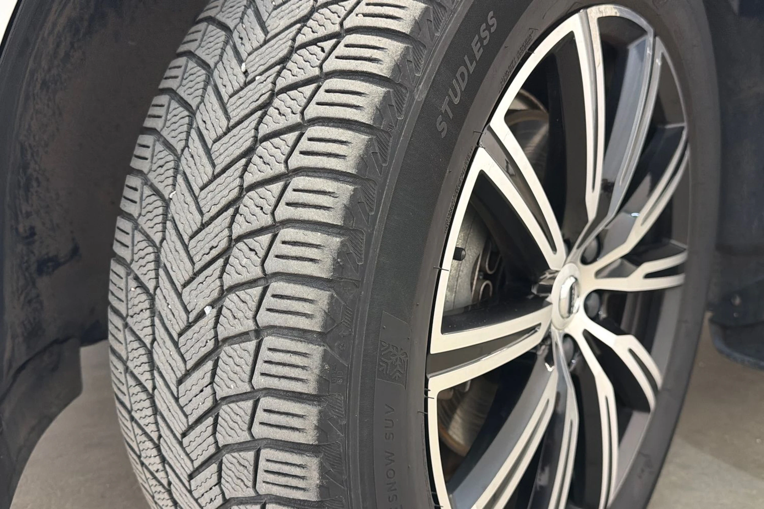 valkoinen Volvo XC60 2019 kuva 10.