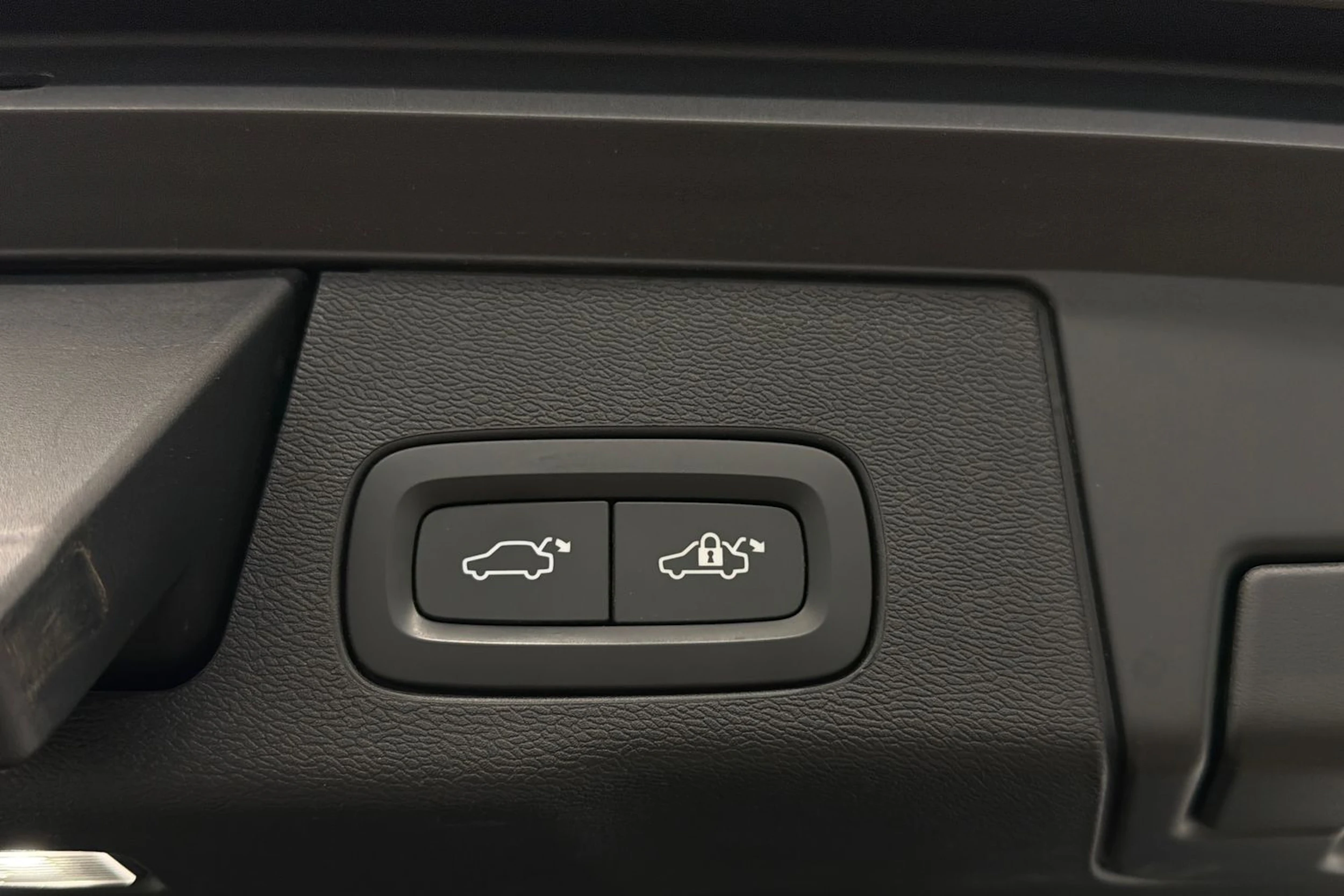 valkoinen Volvo XC60 2019 kuva 12.