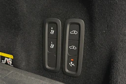 valkoinen Volvo XC60 2019 kuva 13.