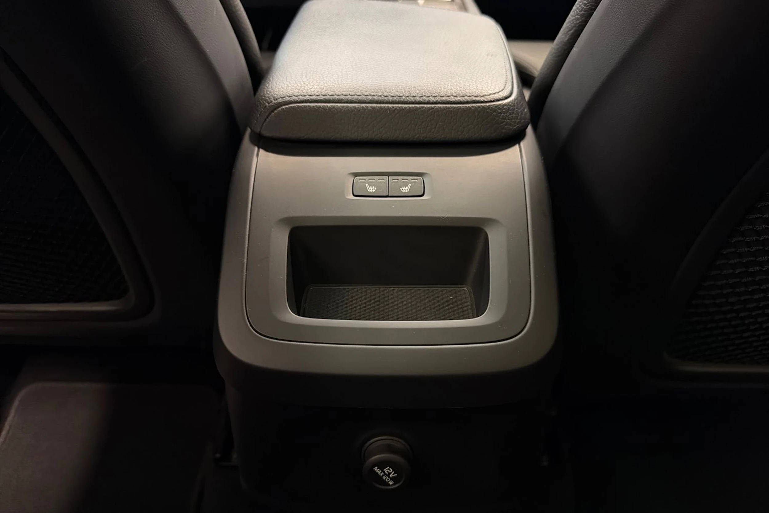 valkoinen Volvo XC60 2019 kuva 14.