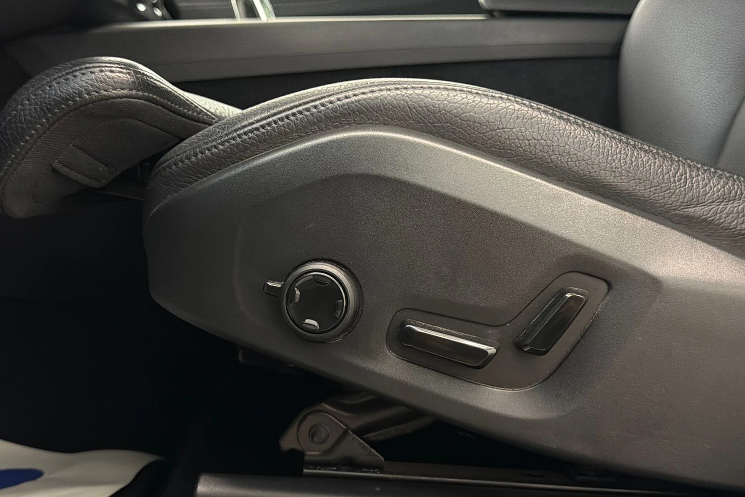 valkoinen Volvo XC60 2019 kuva 15.