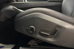 valkoinen Volvo XC60 2019 kuva 15.
