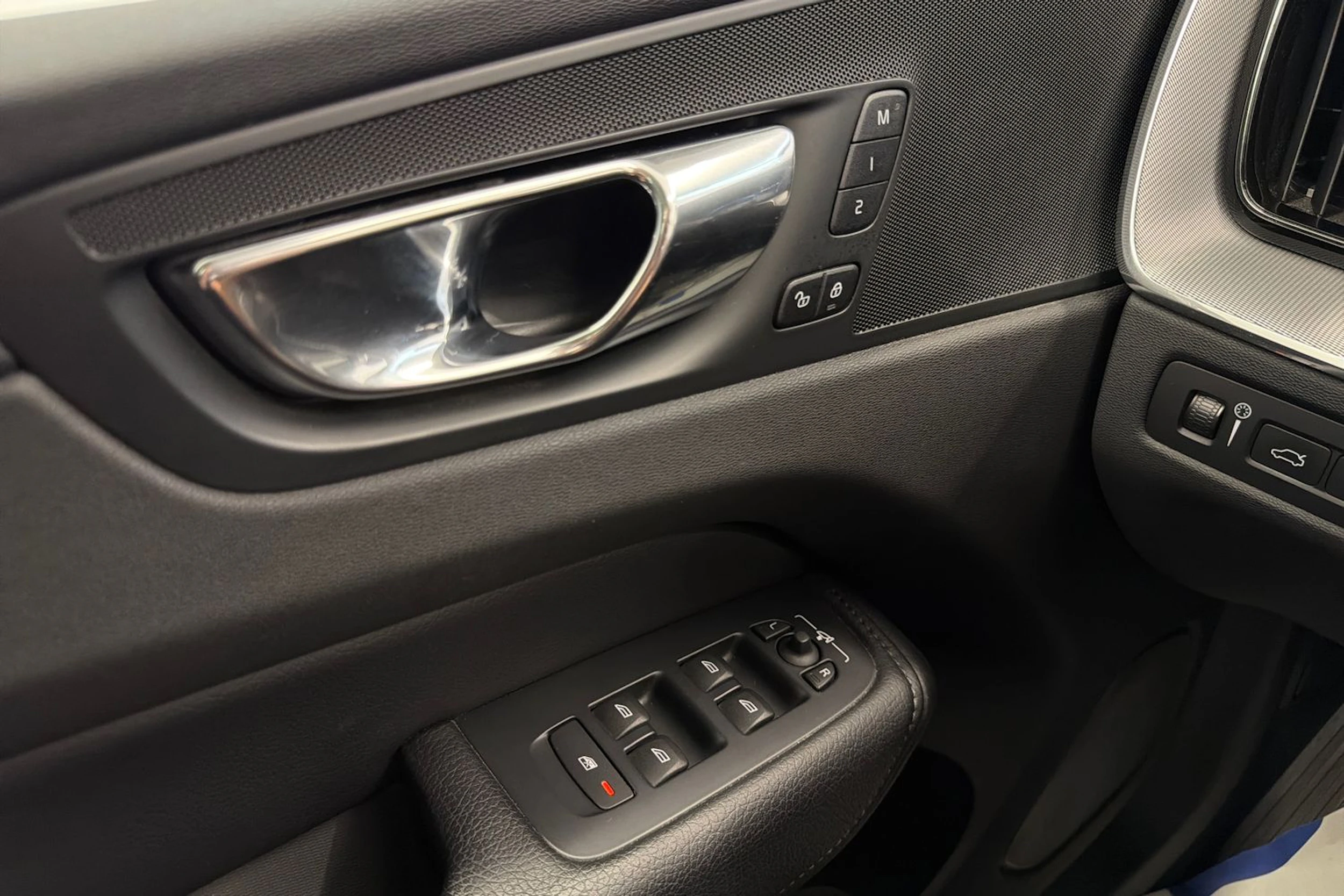 valkoinen Volvo XC60 2019 kuva 16.