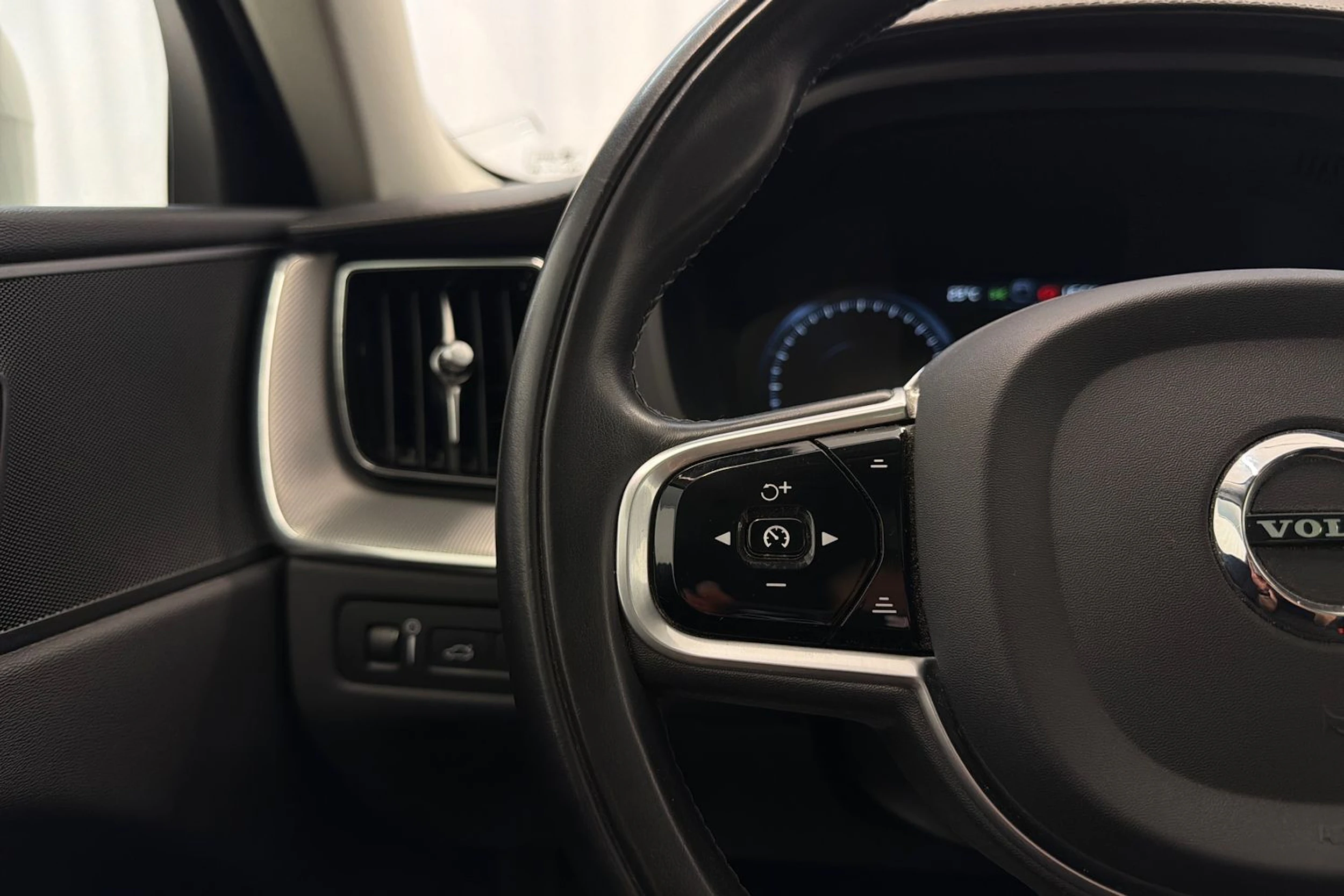 valkoinen Volvo XC60 2019 kuva 17.