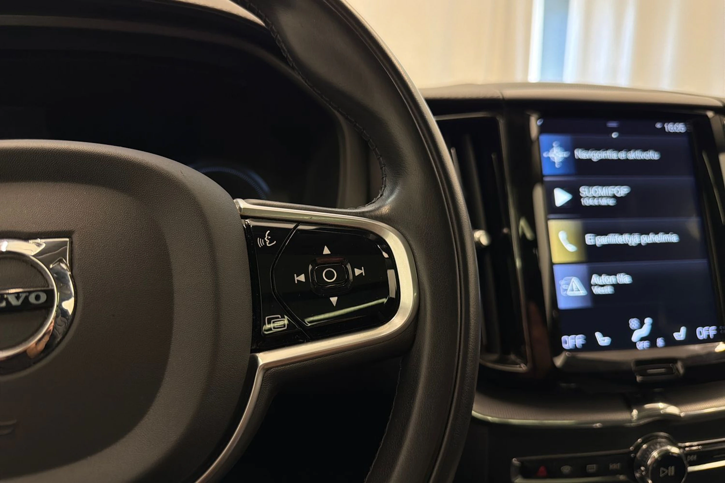 valkoinen Volvo XC60 2019 kuva 18.