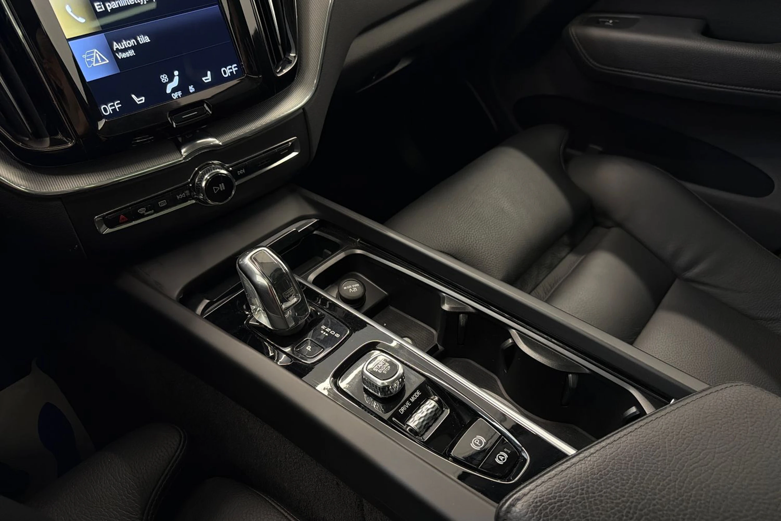 valkoinen Volvo XC60 2019 kuva 19.