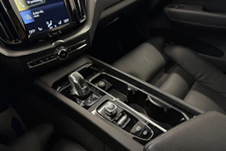 valkoinen Volvo XC60 2019 kuva 19.