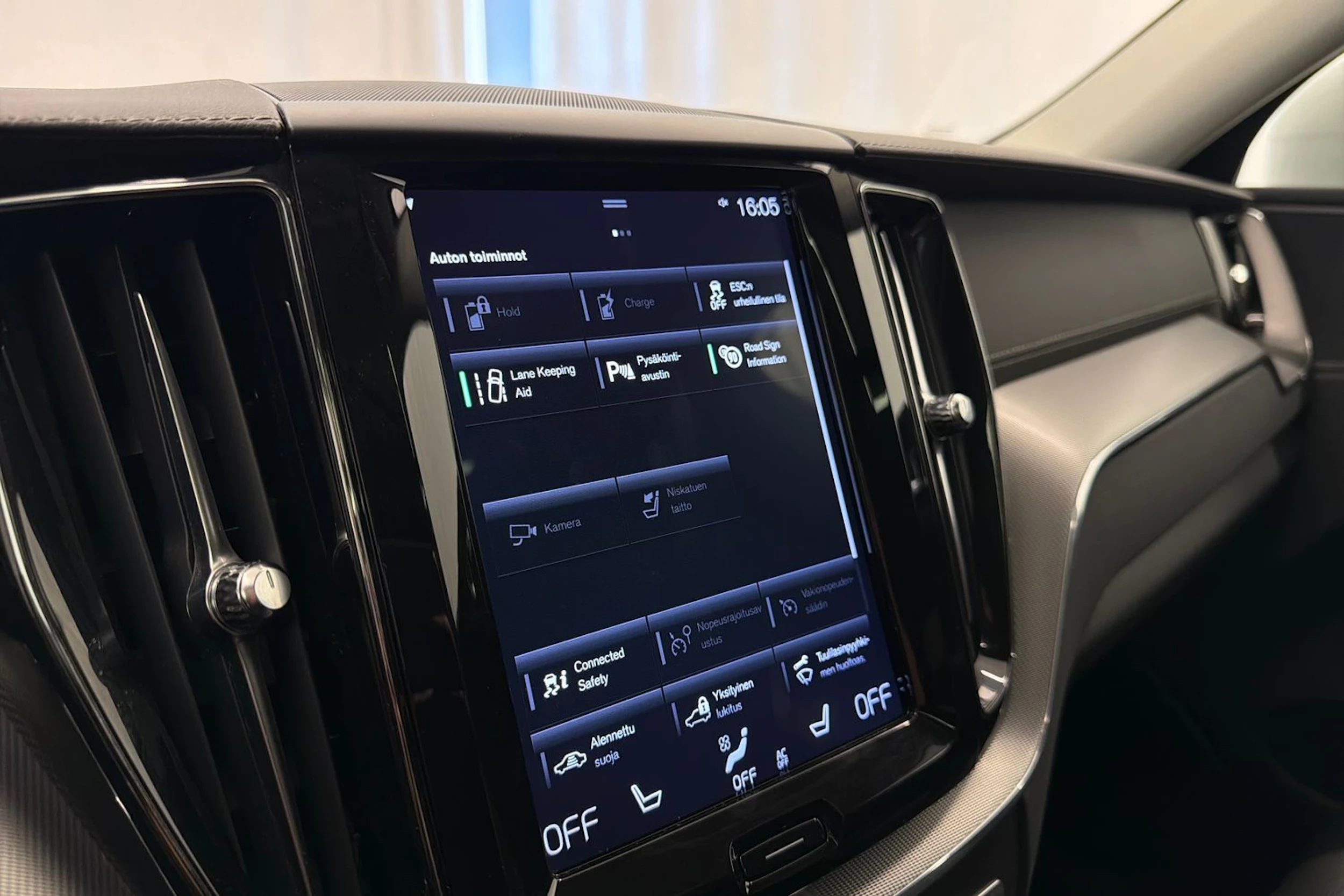 valkoinen Volvo XC60 2019 kuva 20.