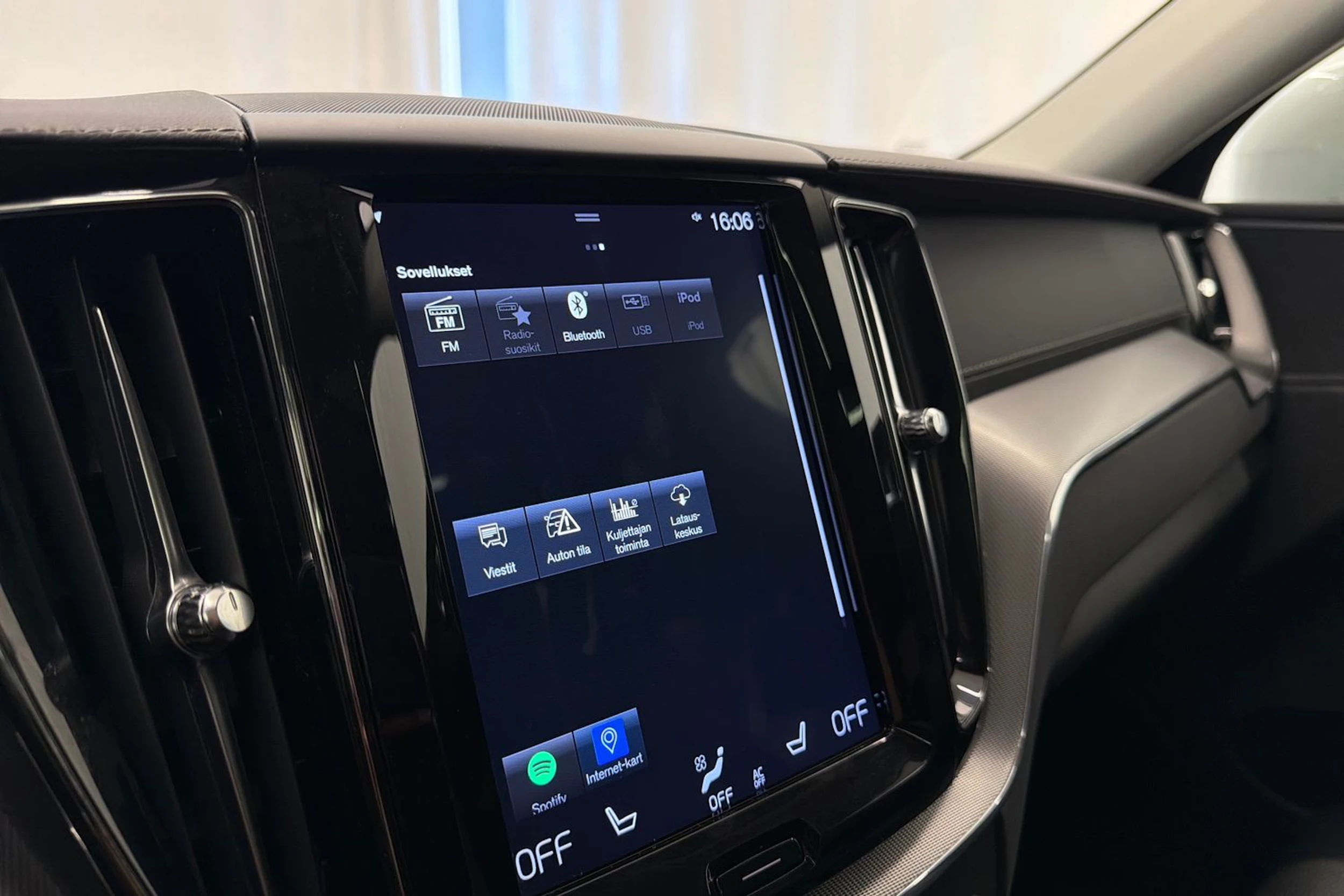 valkoinen Volvo XC60 2019 kuva 21.