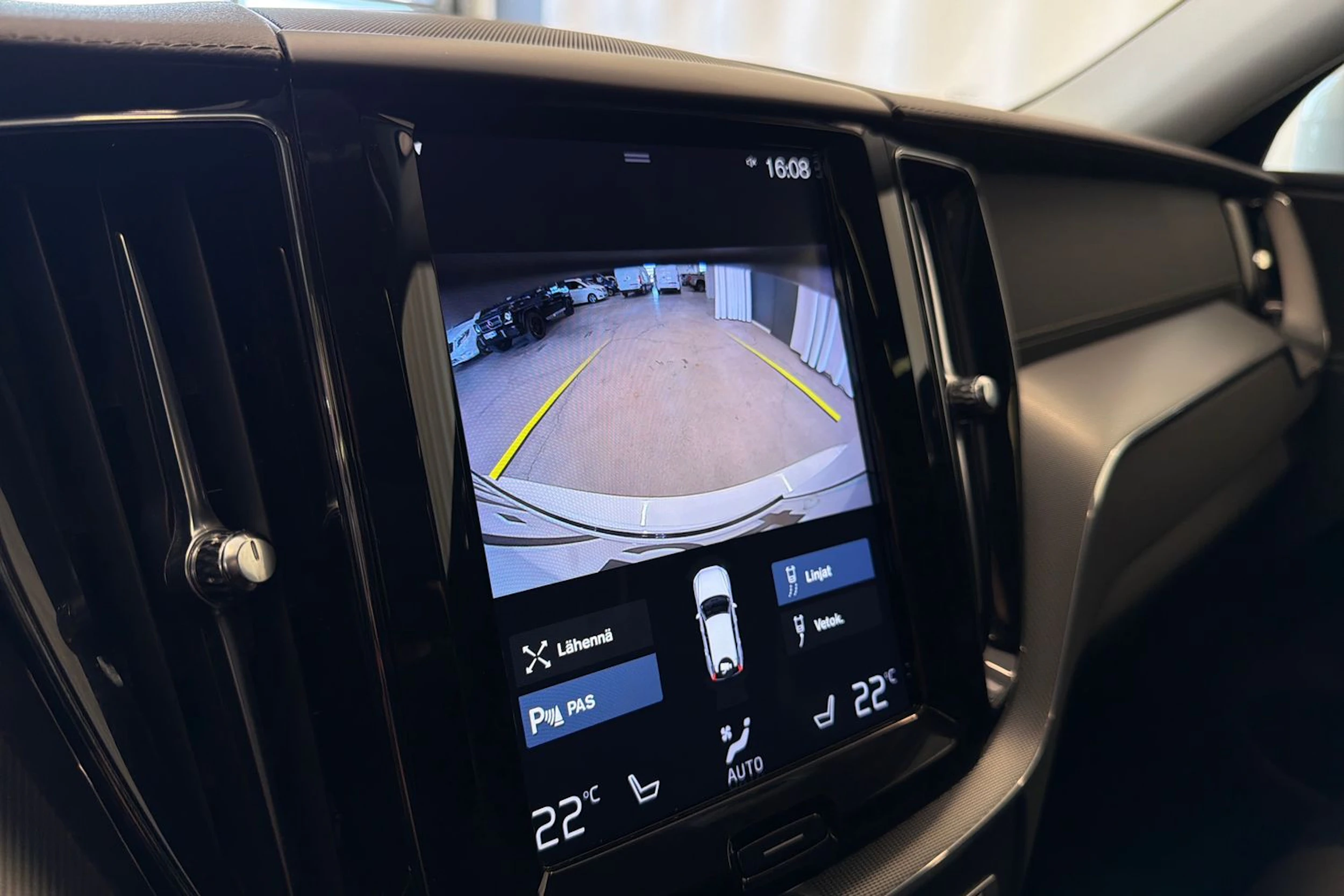 valkoinen Volvo XC60 2019 kuva 22.