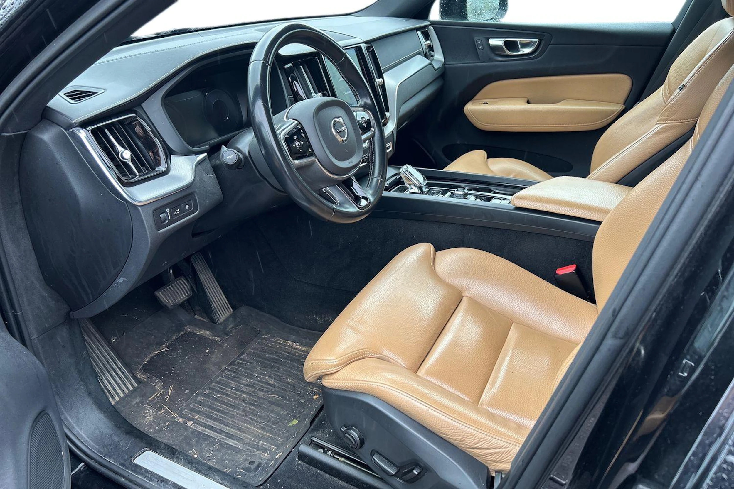 musta Volvo XC60 2019 kuva 3.