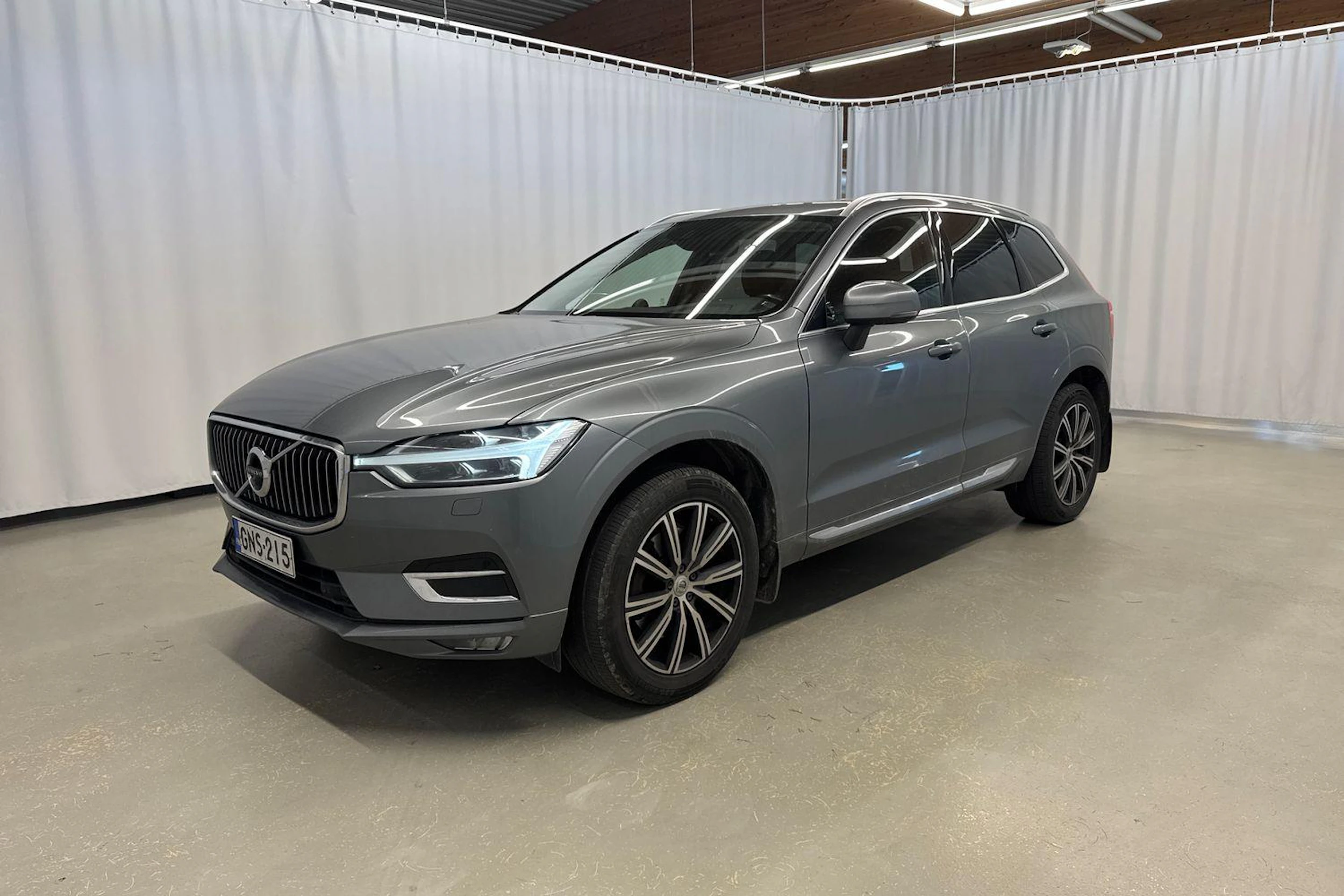 harmaa Volvo XC60 2019 kuva 3.