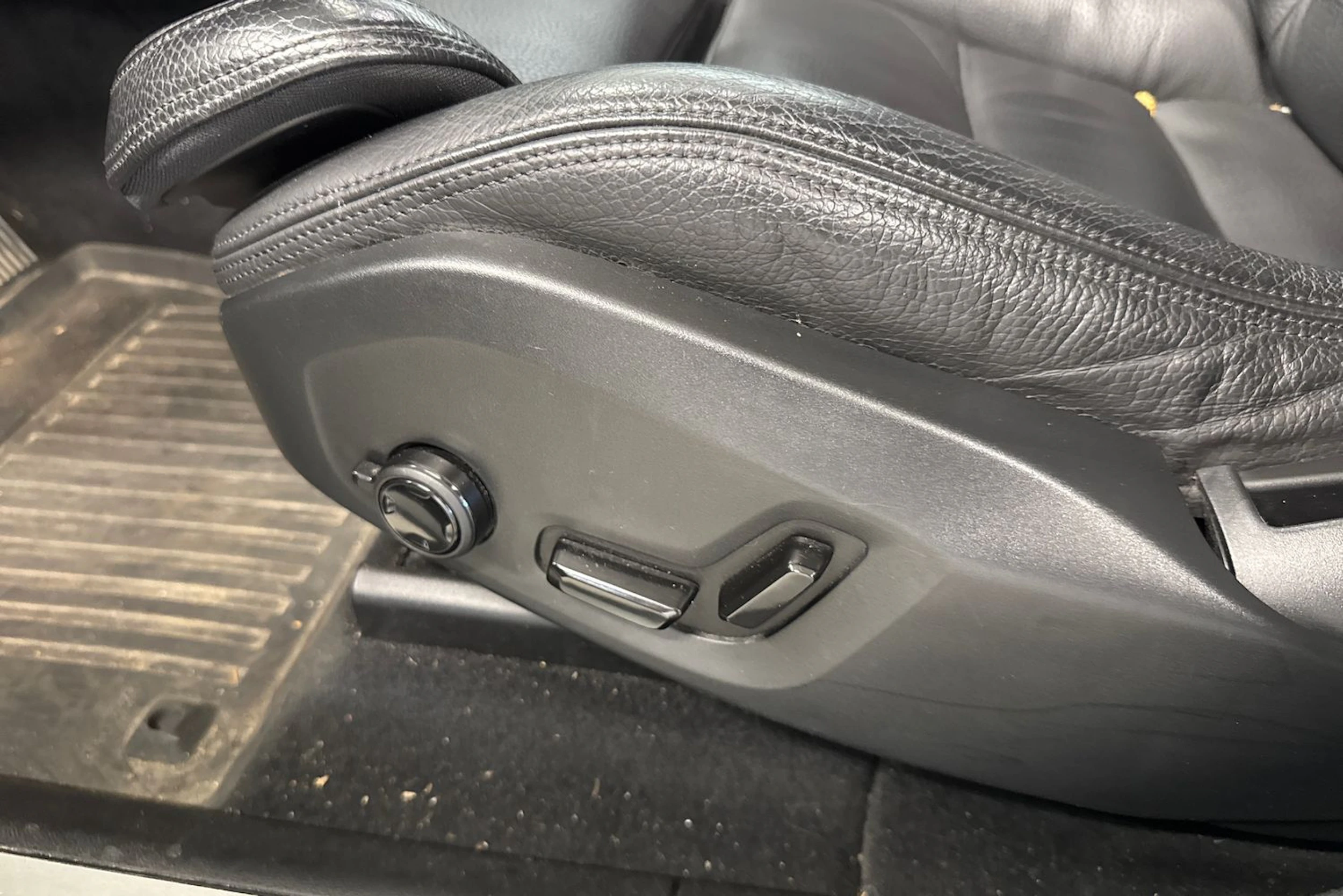 harmaa Volvo XC60 2019 kuva 17.