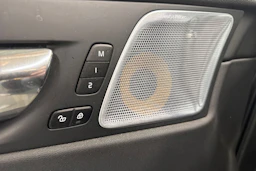 harmaa Volvo XC60 2019 kuva 18.