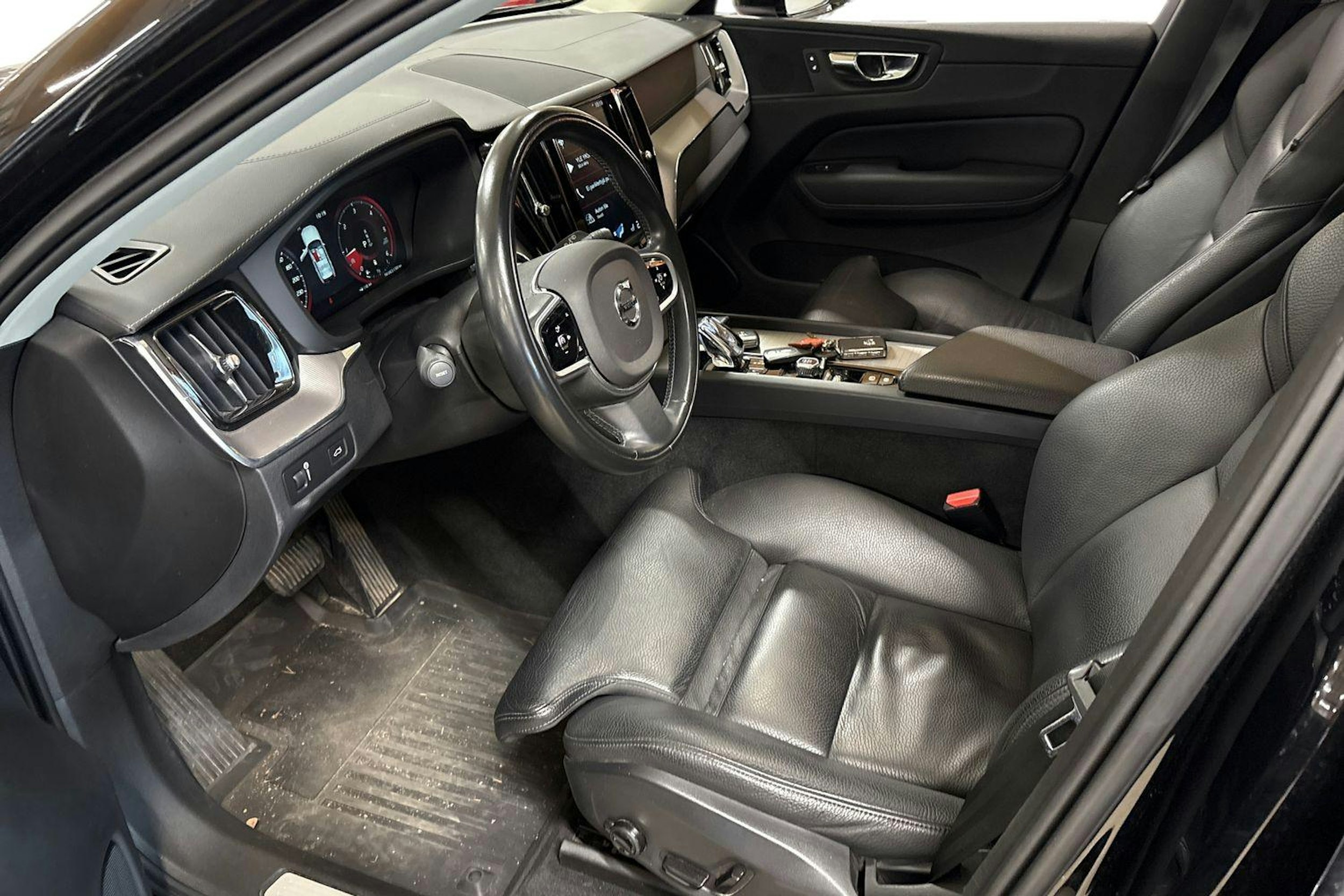 musta Volvo XC60 2019 kuva 3.