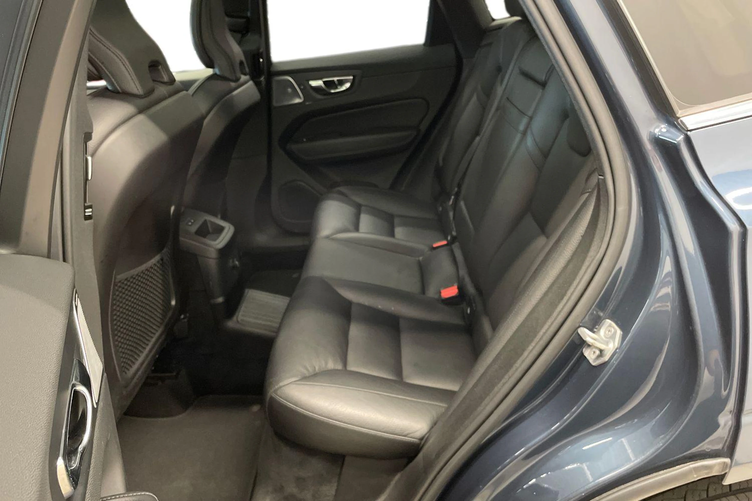 Sininen Volvo XC60 2019 kuva 11.