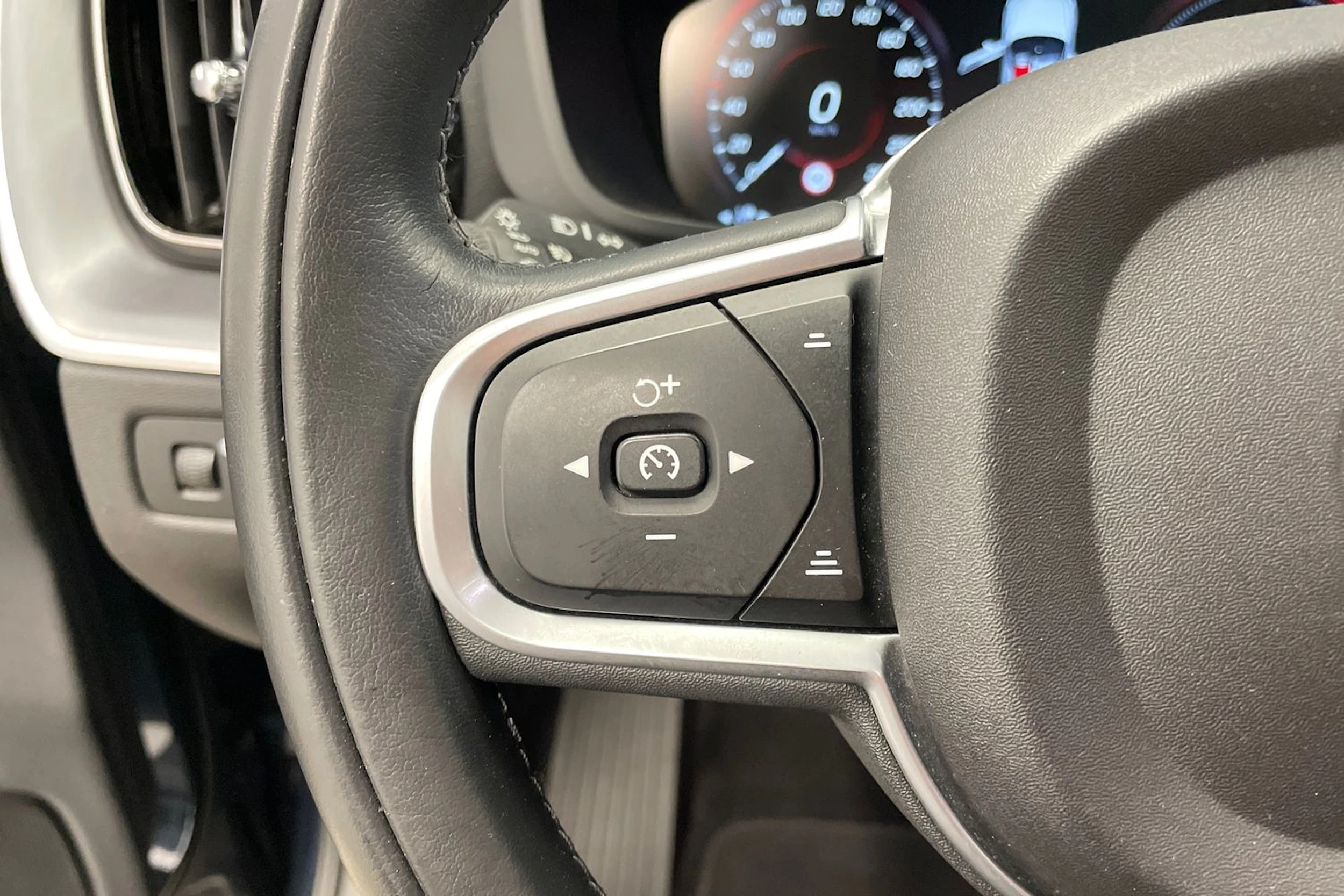 Sininen Volvo XC60 2019 kuva 17.