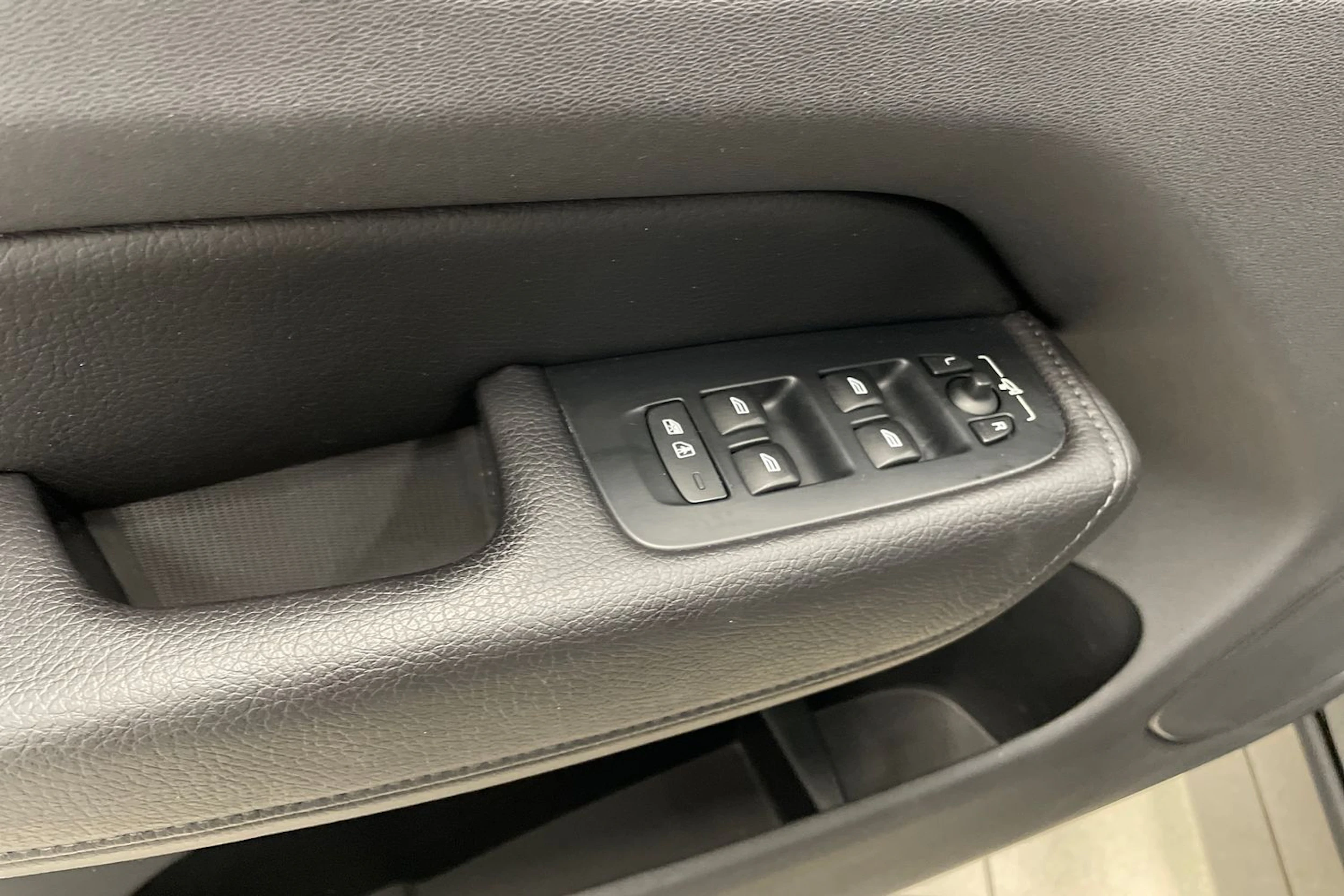 Sininen Volvo XC60 2019 kuva 22.