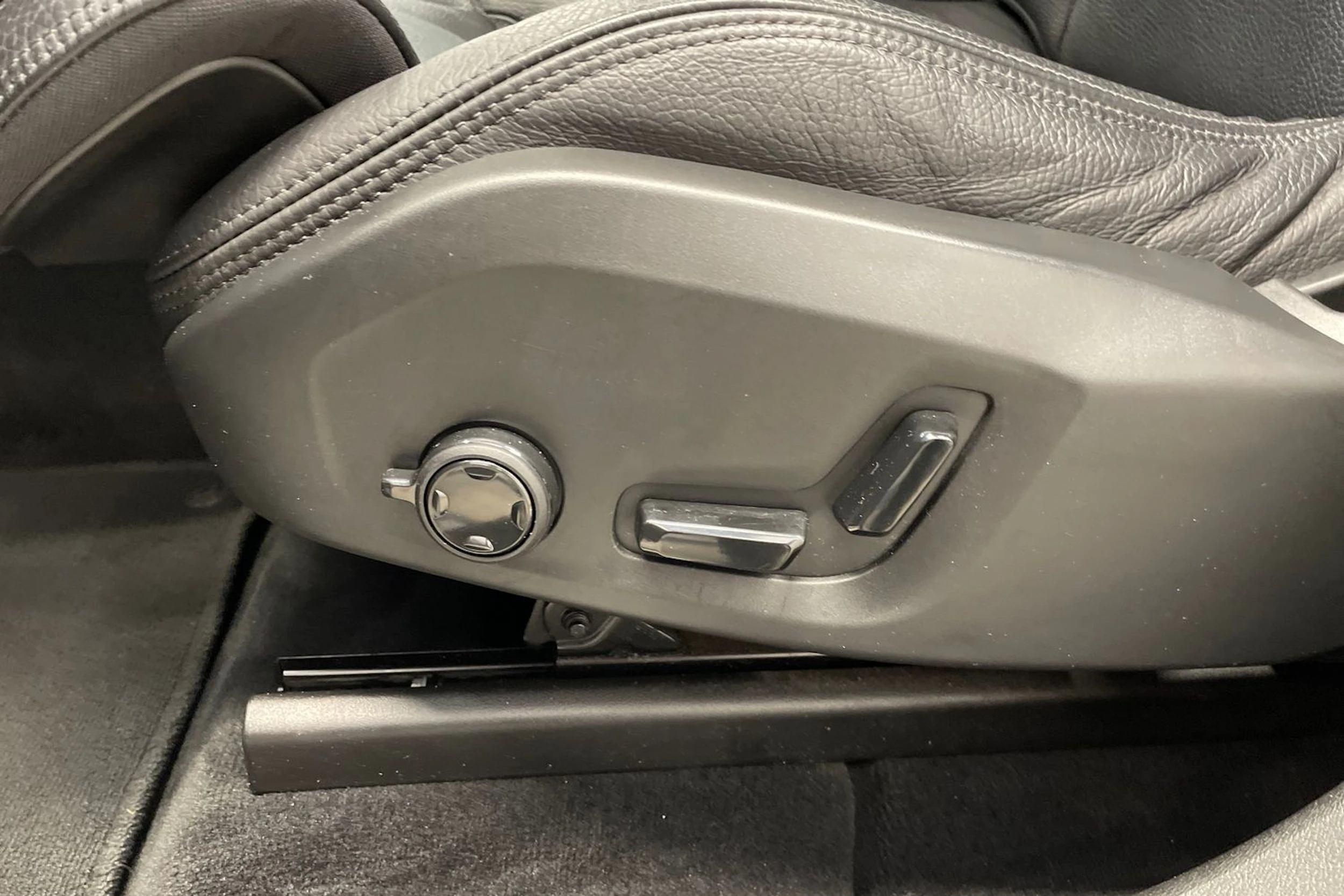 Sininen Volvo XC60 2019 kuva 23.