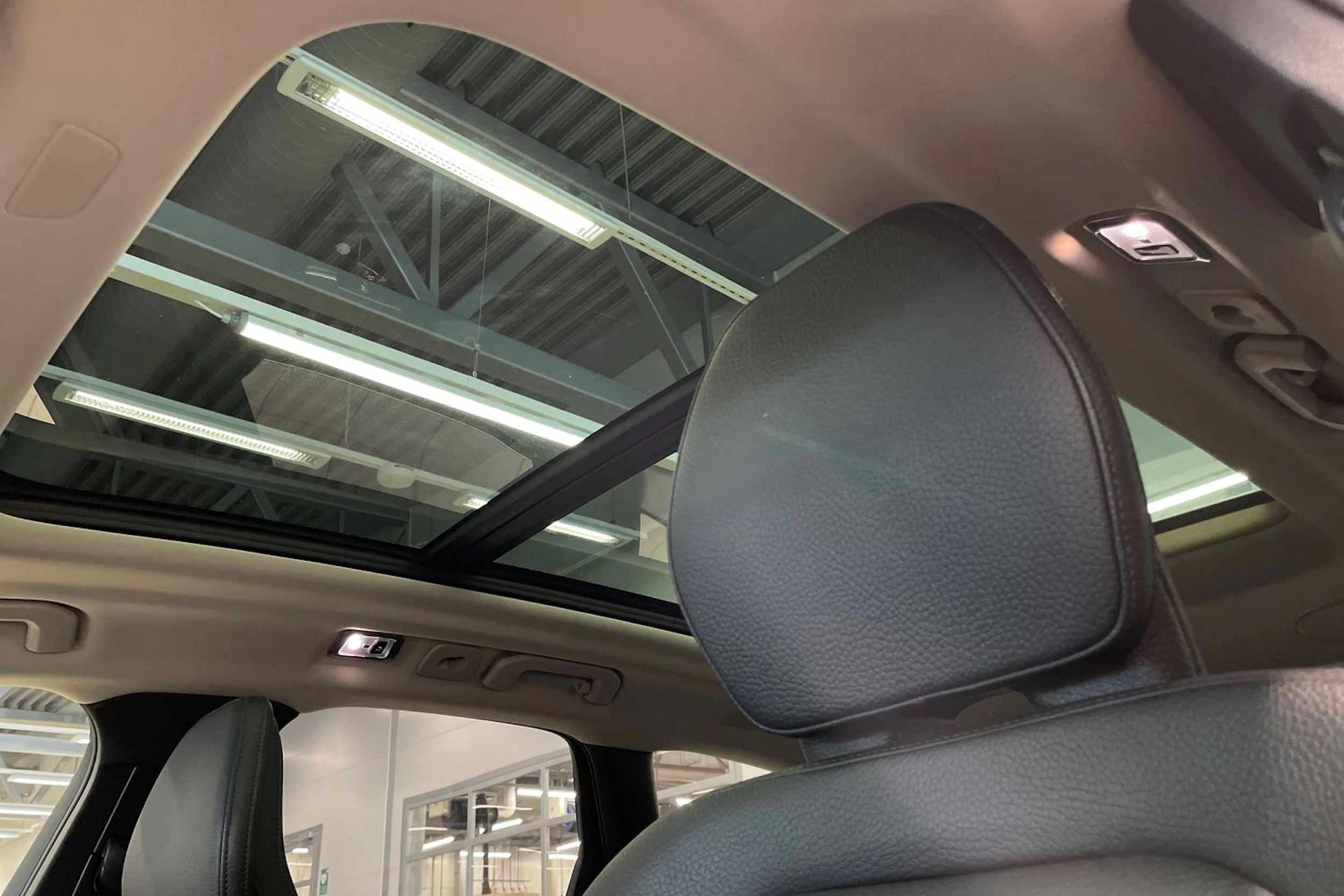 Sininen Volvo XC60 2019 kuva 24.